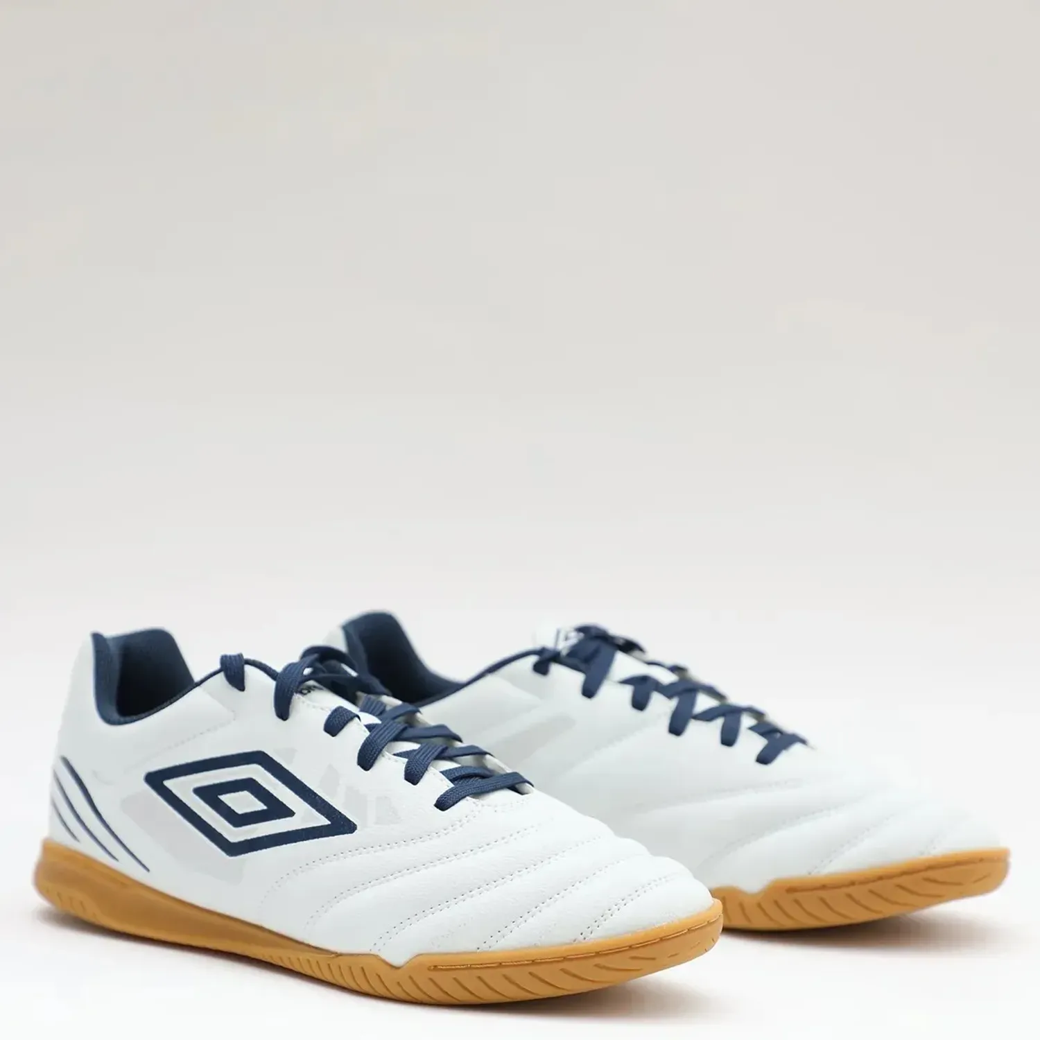 Umbro Zapatillas Umbro De Futbol Hombre Tocco Iv League Ic color blanco | Platanitos