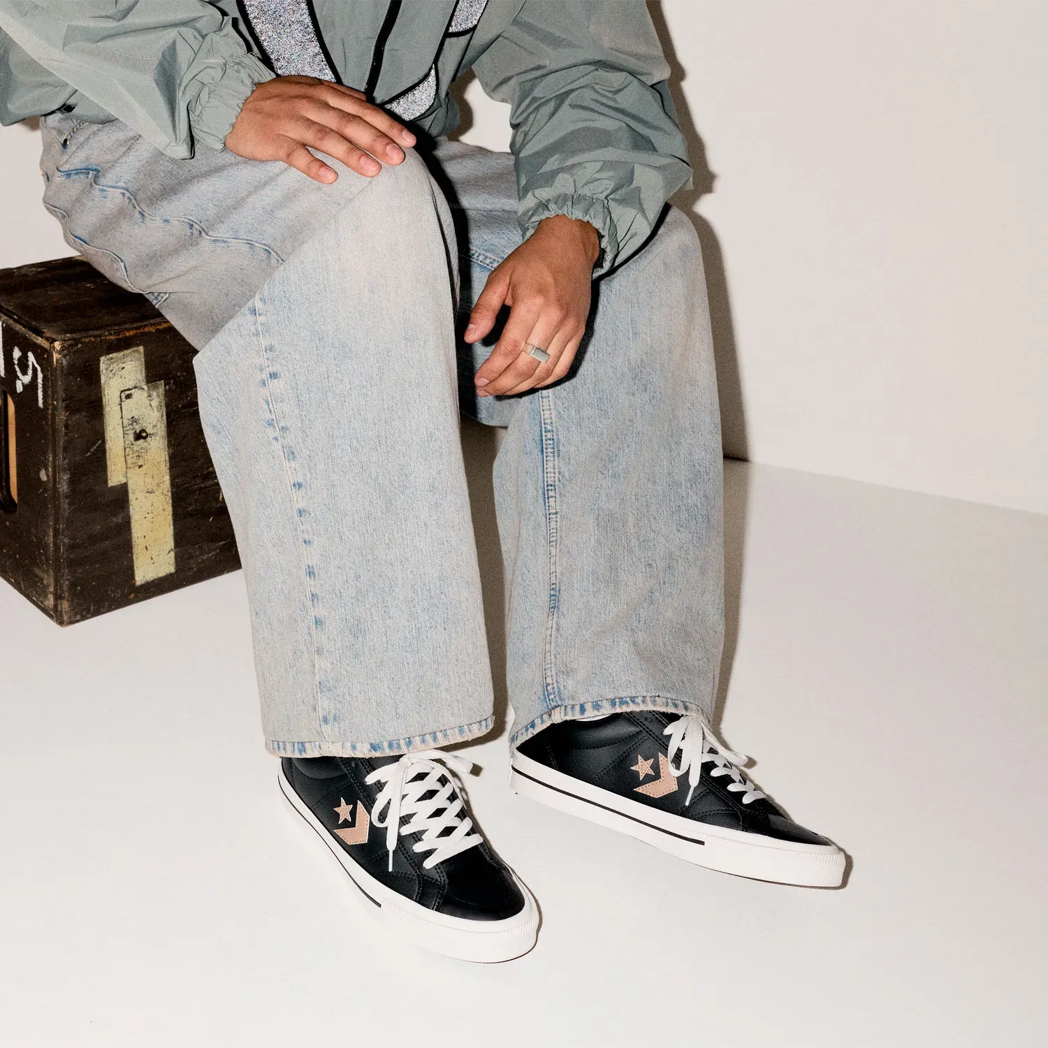 Converse alt=