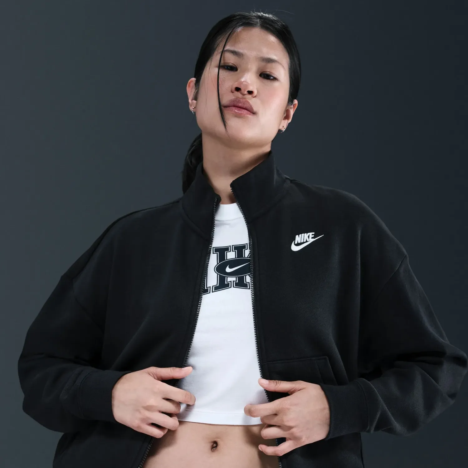 Casaca Nike Sportswear Mujer Club Fleece Loose Track color negro | Platanitos