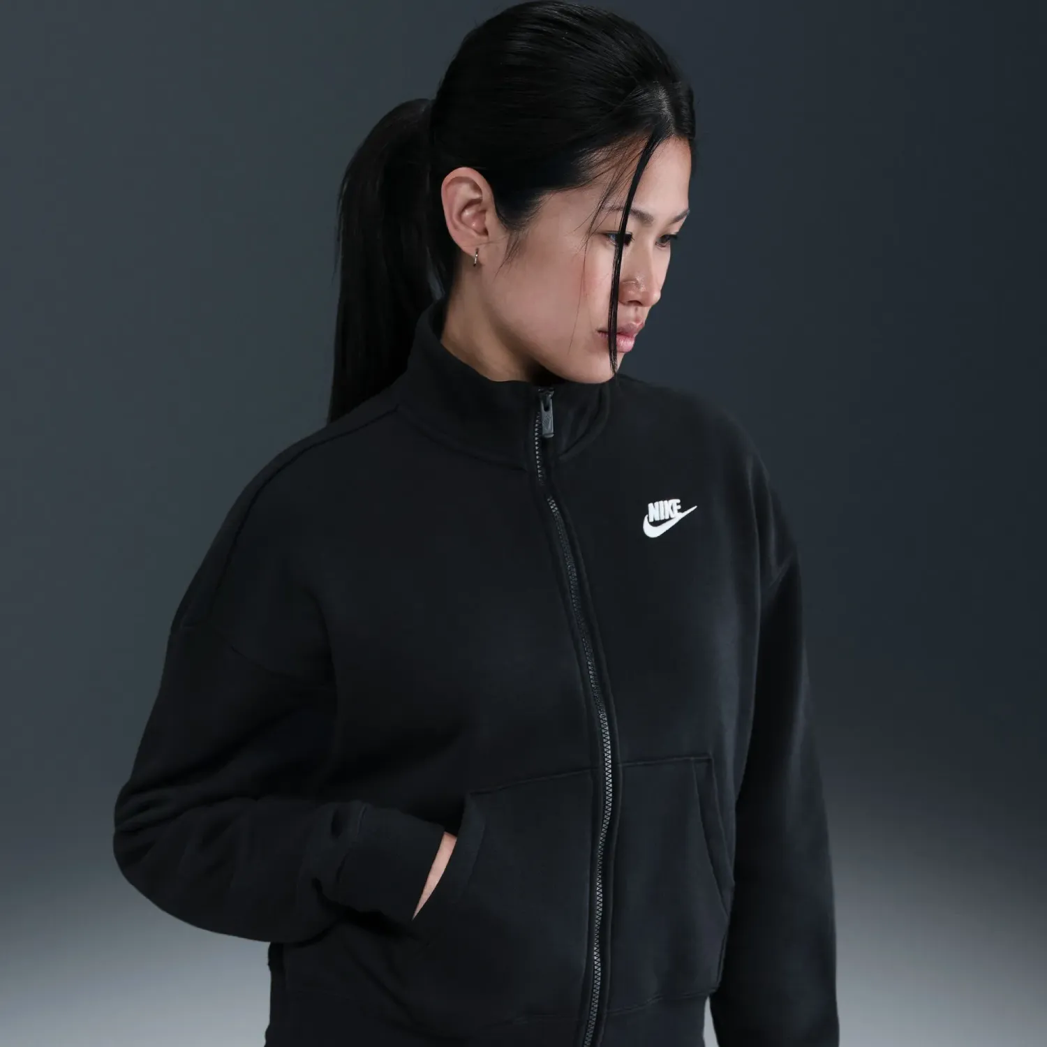 Casaca Nike Sportswear Mujer Club Fleece Loose Track color negro | Platanitos