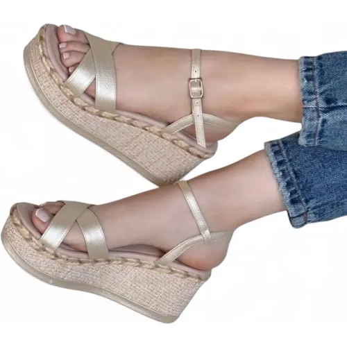 YOMAR Dorado de Mujer modelo Sandalia Mujer Cuña 7 Biocuero dorados sintéticos mujer 2025121823413717612 Sintético Sintético