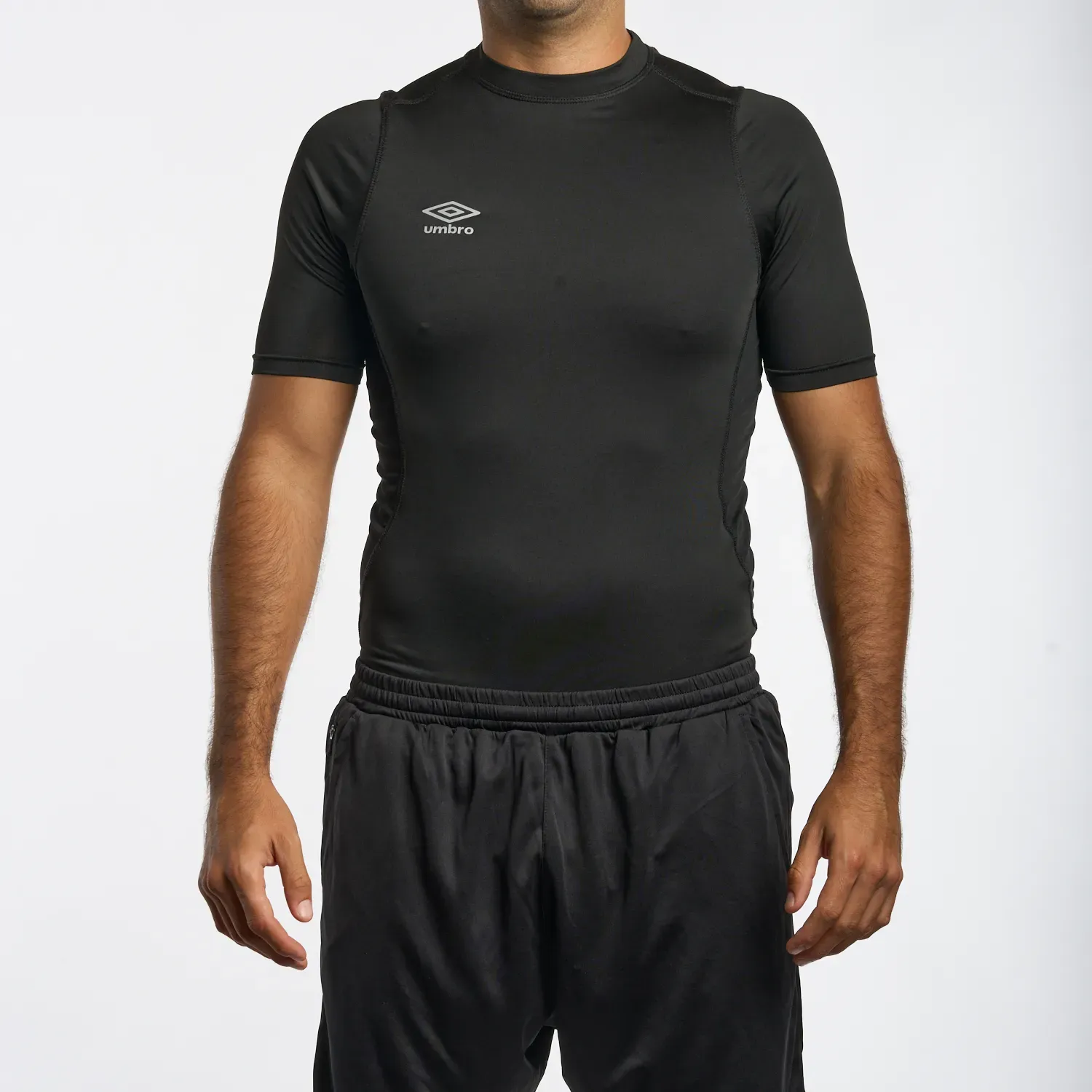 Polo Umbro Deportivo Hombre Ss Core Performance Baselayer color negro | Platanitos
