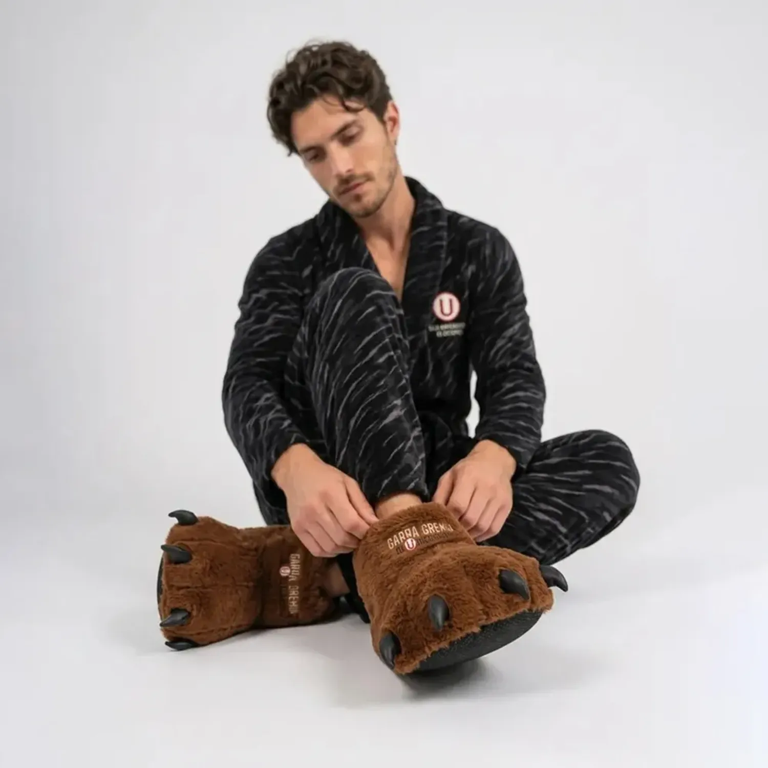 UNIVERSITARIO BY KAYSER Pantuflas Universitario By Kayser Hombre color café | Platanitos