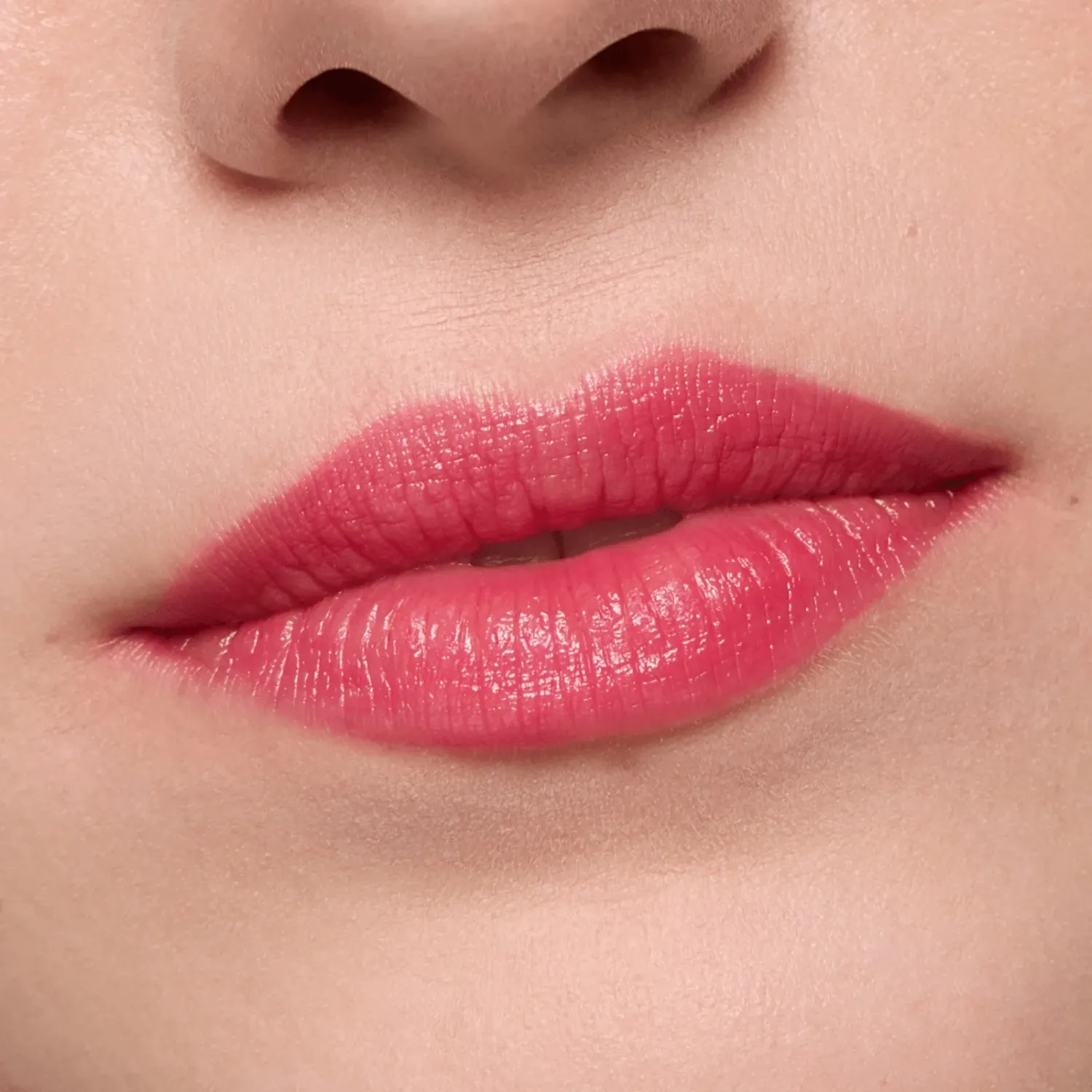 ESSENCE Balsamo Essence Labial Heart Core Afrutado color crazy cherry | Platanitos