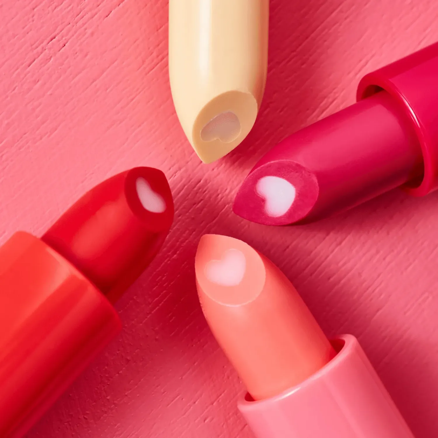 ESSENCE Balsamo Essence Labial Heart Core Afrutado color crazy cherry | Platanitos