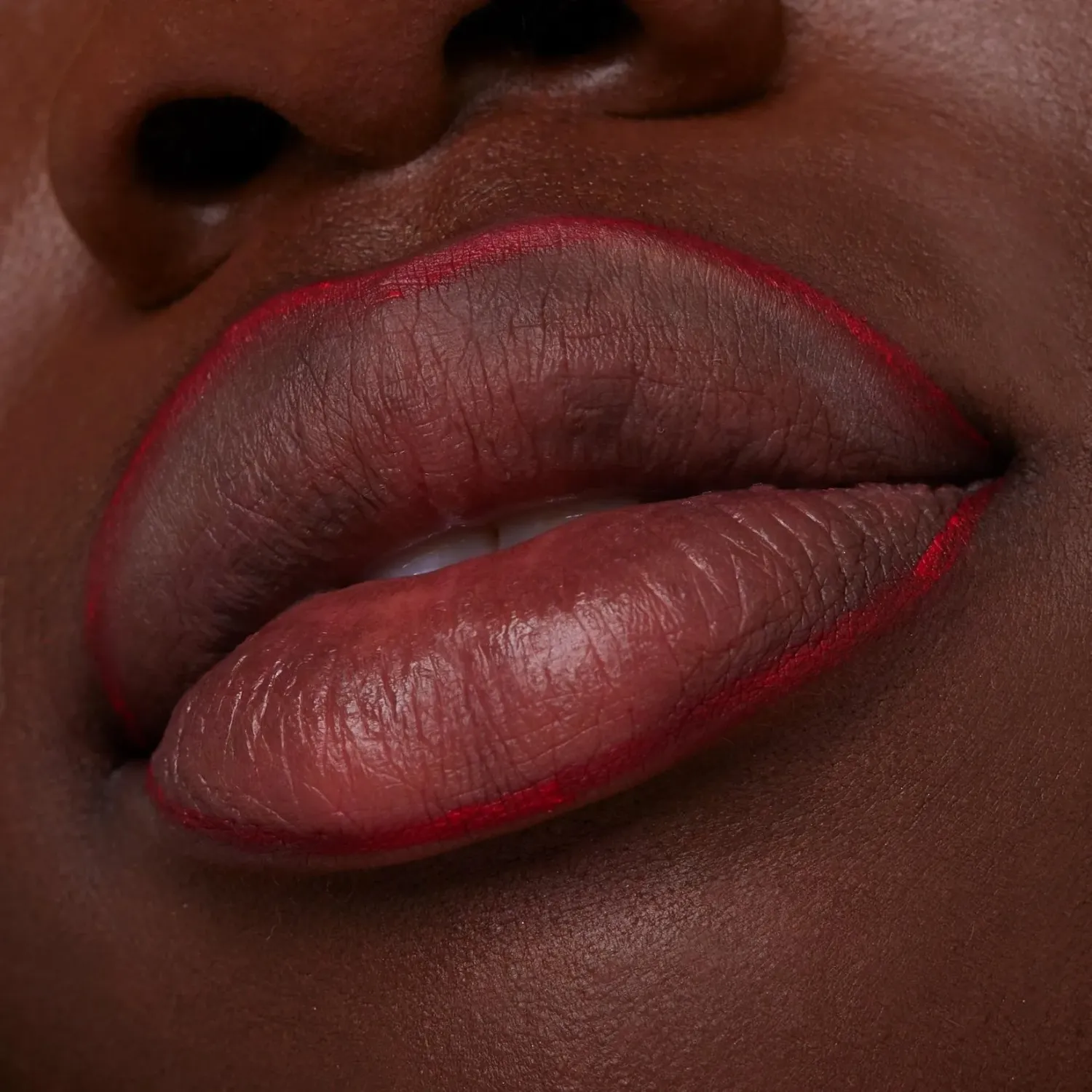 ESSENCE Delineador Essence De Labios 8h Matte Comfort Perfilador De Labios color classic red | Platanitos