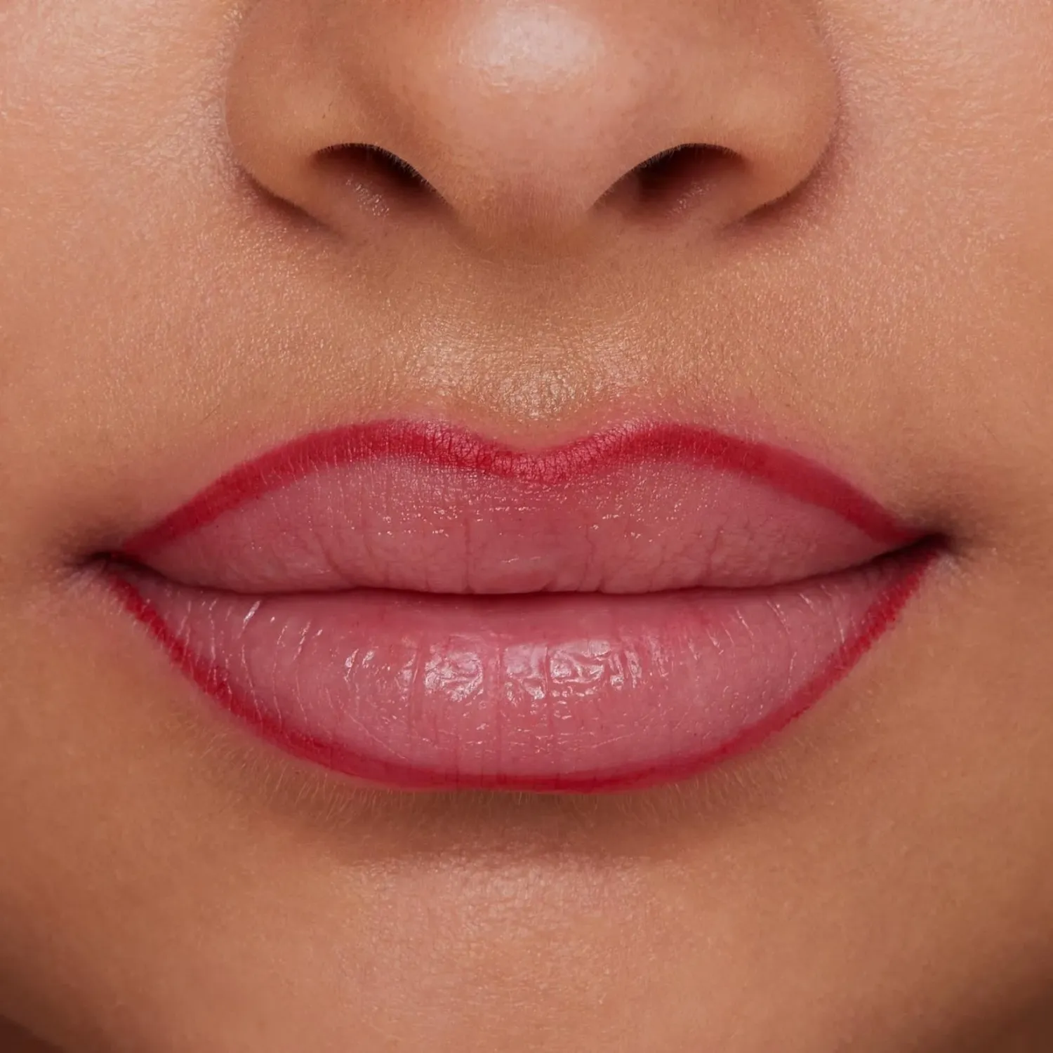 ESSENCE Delineador Essence De Labios 8h Matte Comfort Perfilador De Labios color classic red | Platanitos