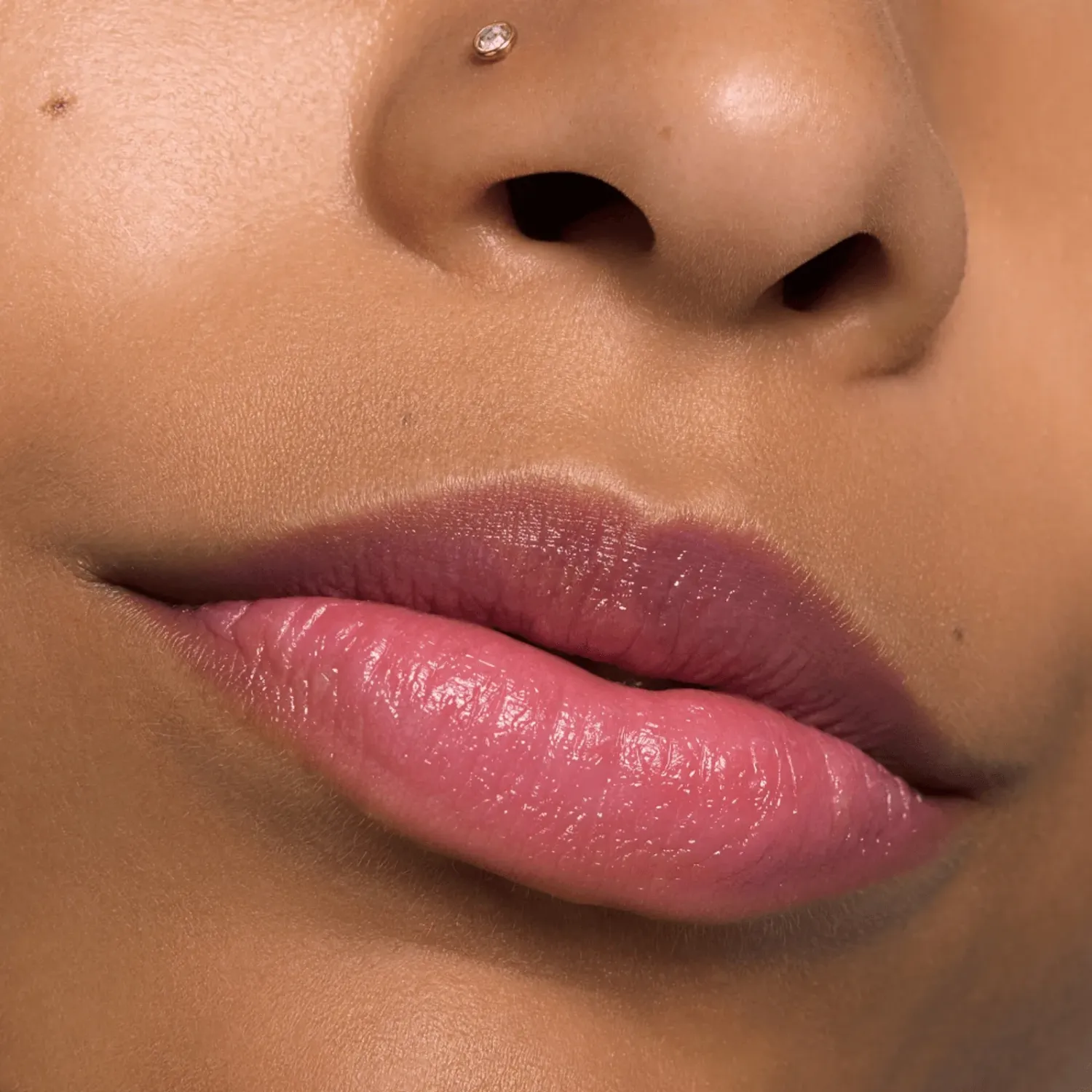 ESSENCE Balsamo Essence Labial Heart Core Afrutado color amarillo | Platanitos