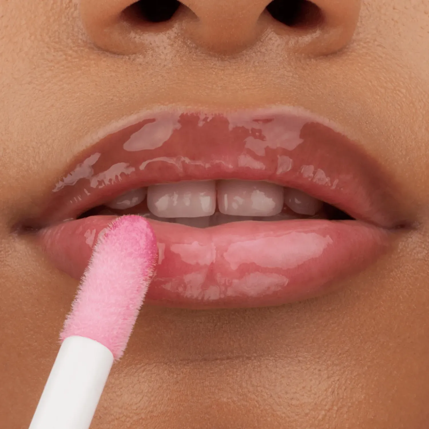 ESSENCE Brillo Essence Labial Hydra Kiss color pink champagne | Platanitos