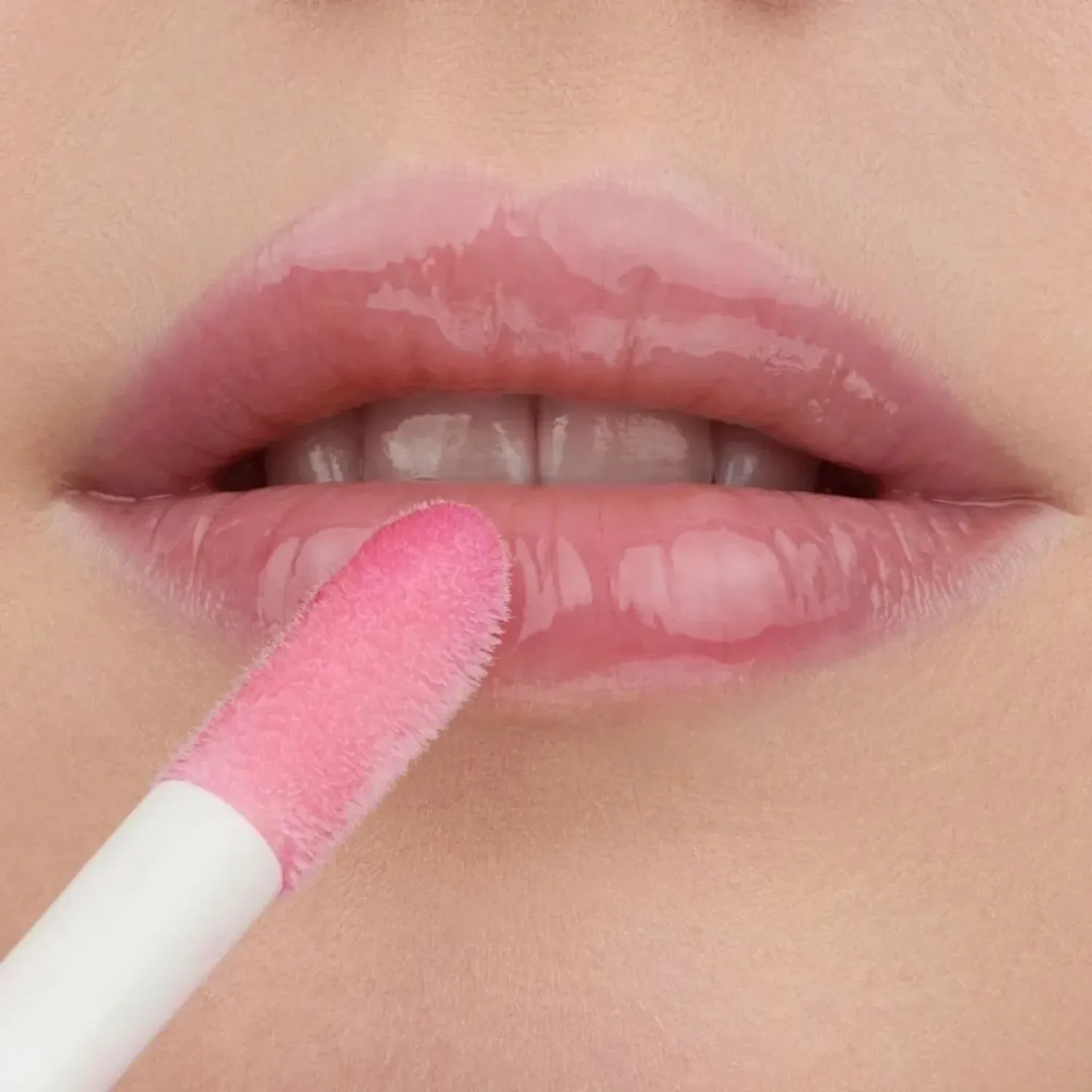 ESSENCE Brillo Essence Labial Hydra Kiss color cranberry is back | Platanitos