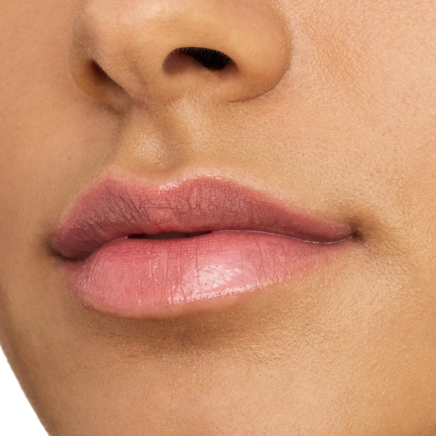 Labial Essence Brillante Glossy Glaze color on cloud nude | Platanitos