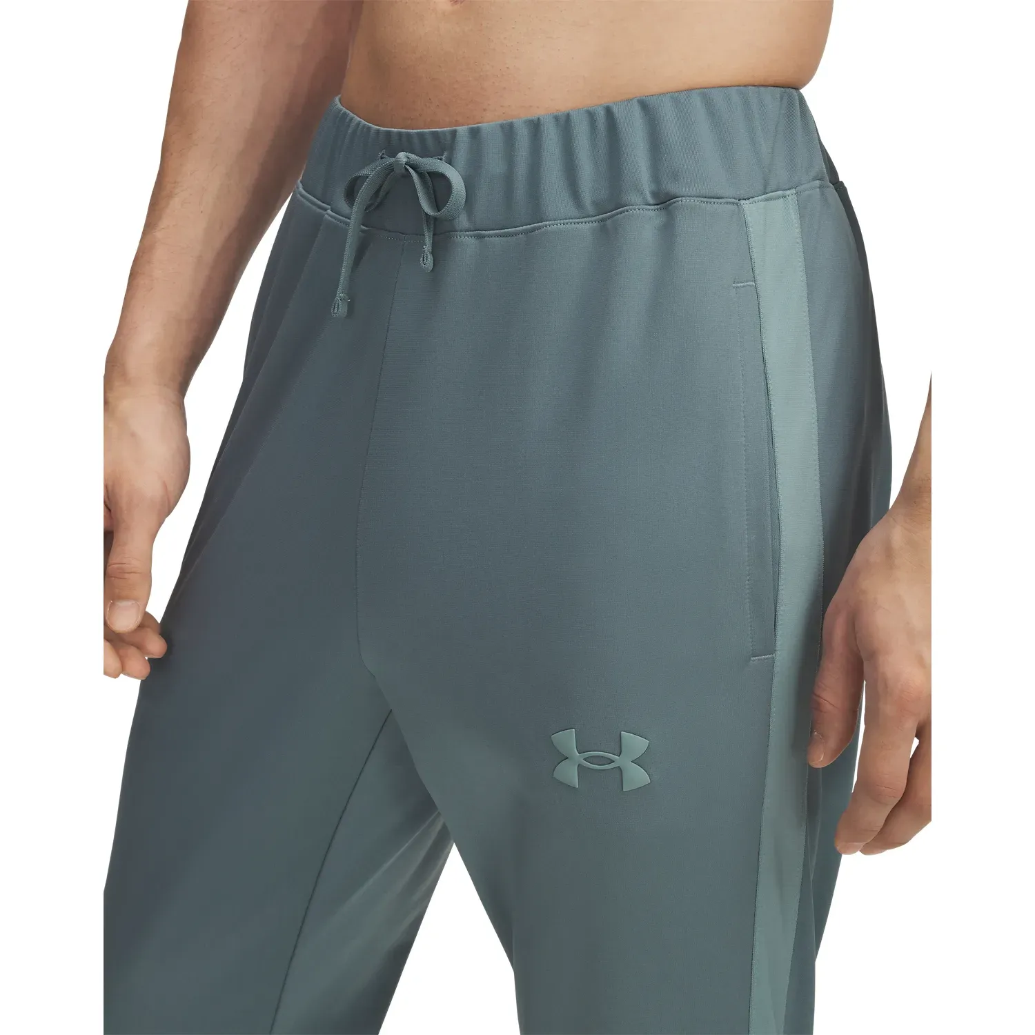 Conjunto Under Armour Training Hombre Knit Track Suit color gris oscuro | Platanitos