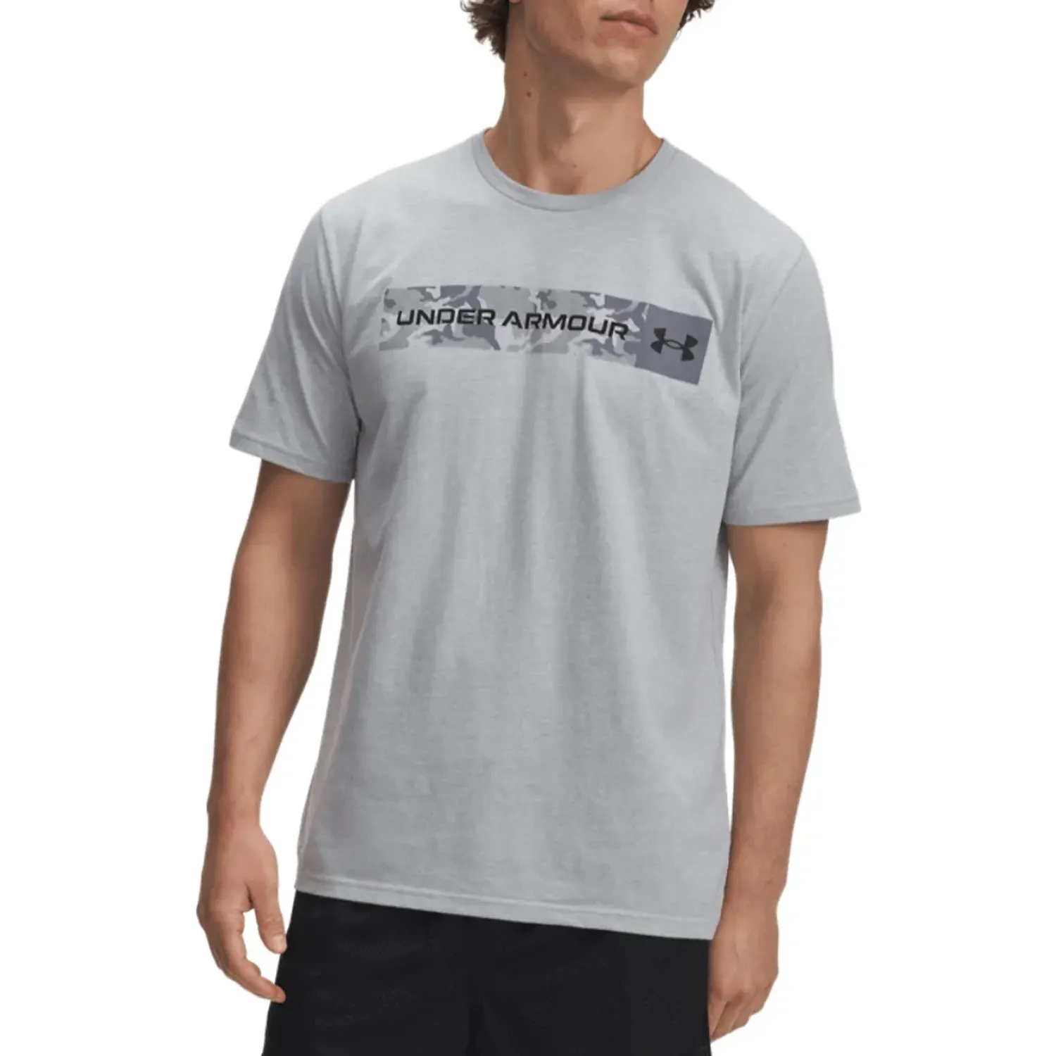 Polo Under Armour Urbano Hombre Camo Chest Stripe Ss color gris | Platanitos