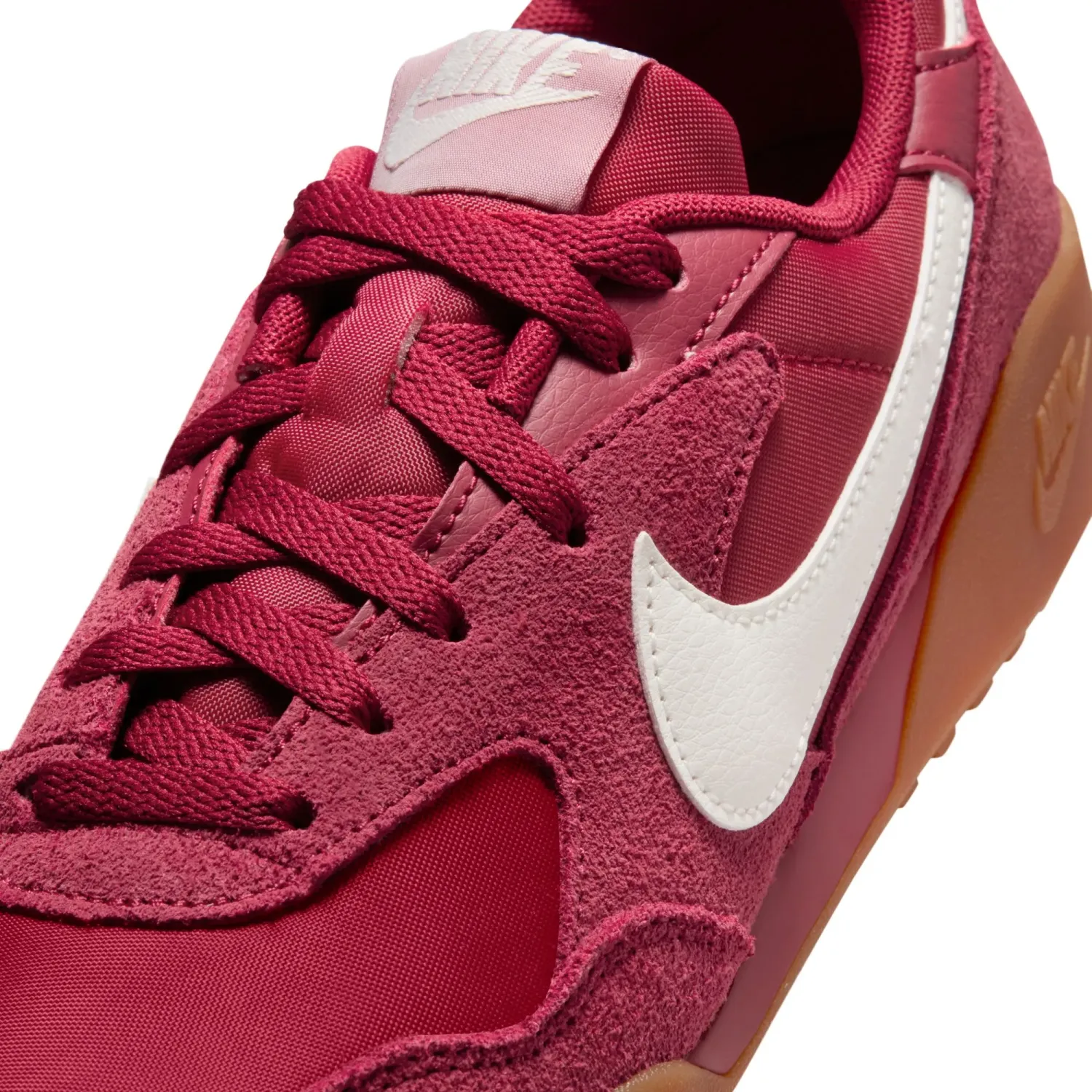Zapatillas Nike Urbanas Mujer Terra Manta Suede color guinda | Platanitos