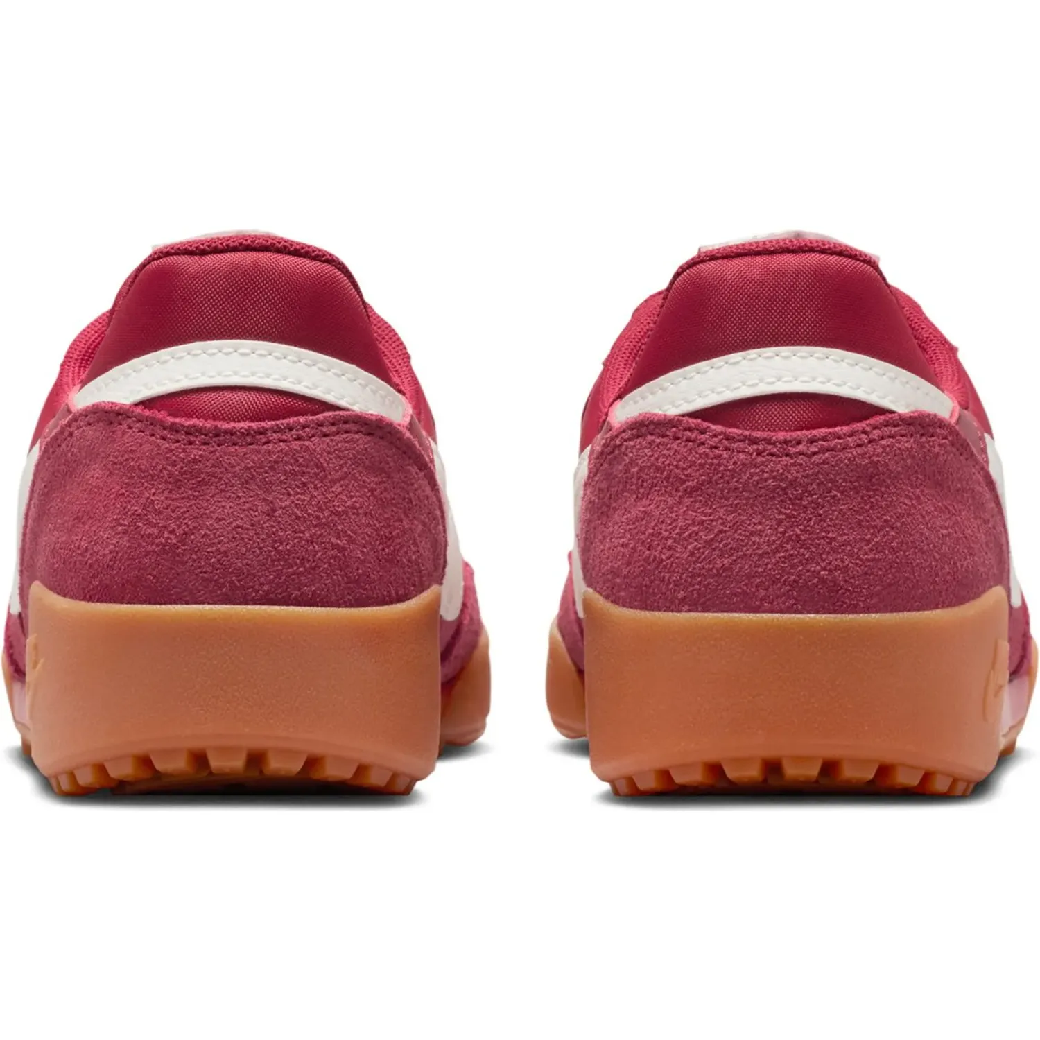 Zapatillas Nike Urbanas Mujer Terra Manta Suede color guinda | Platanitos