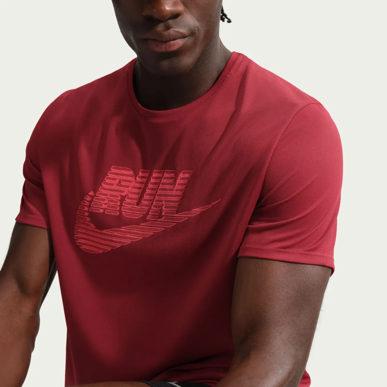 Camiseta Nike Manga Corta Running Hombre M Nk Df Uv Miler Run Energy Ss color guinda | Platanitos