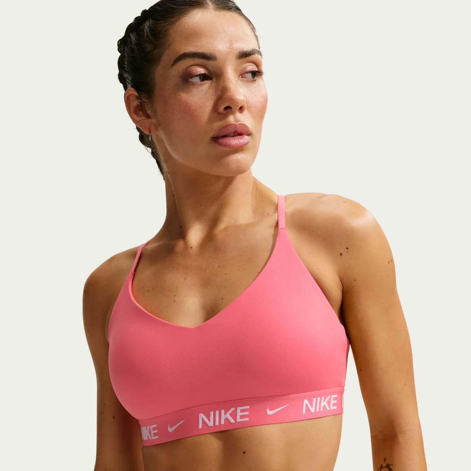 Top Nike Training Mujer Dri-Fit Indy Light - Soporte Ligero color coral | Platanitos
