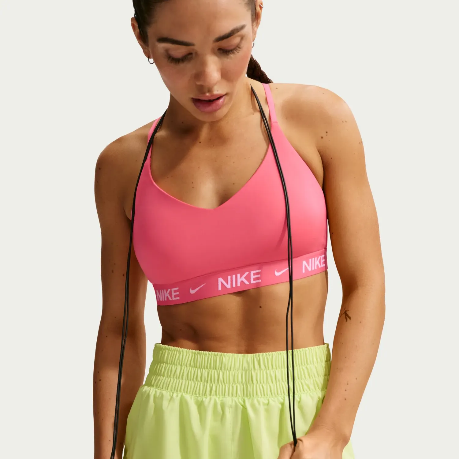 Top Nike Training Mujer Dri-Fit Indy Light - Soporte Ligero color coral | Platanitos