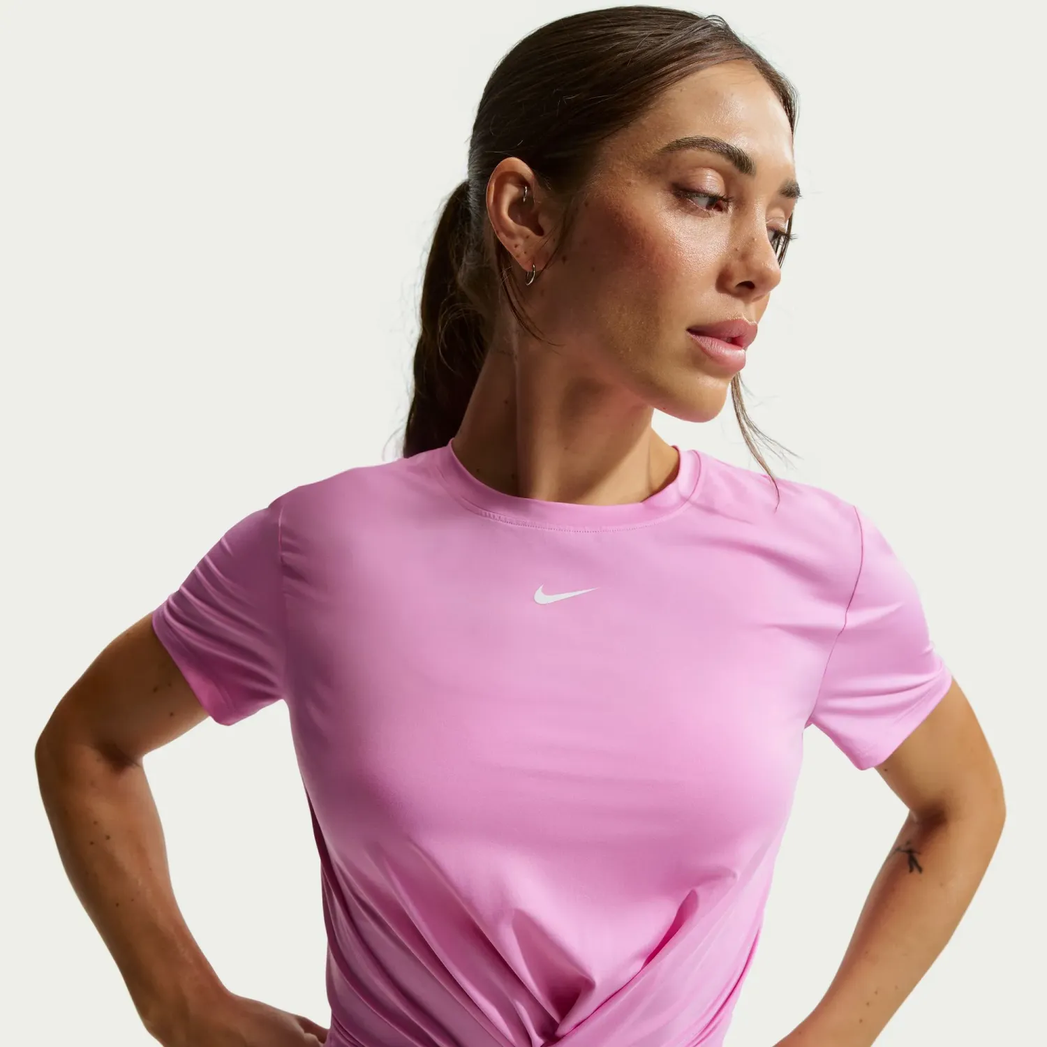 Camiseta Nike Manga Corta Training Mujer W Nk One Classic Twst Ss color rosado | Platanitos
