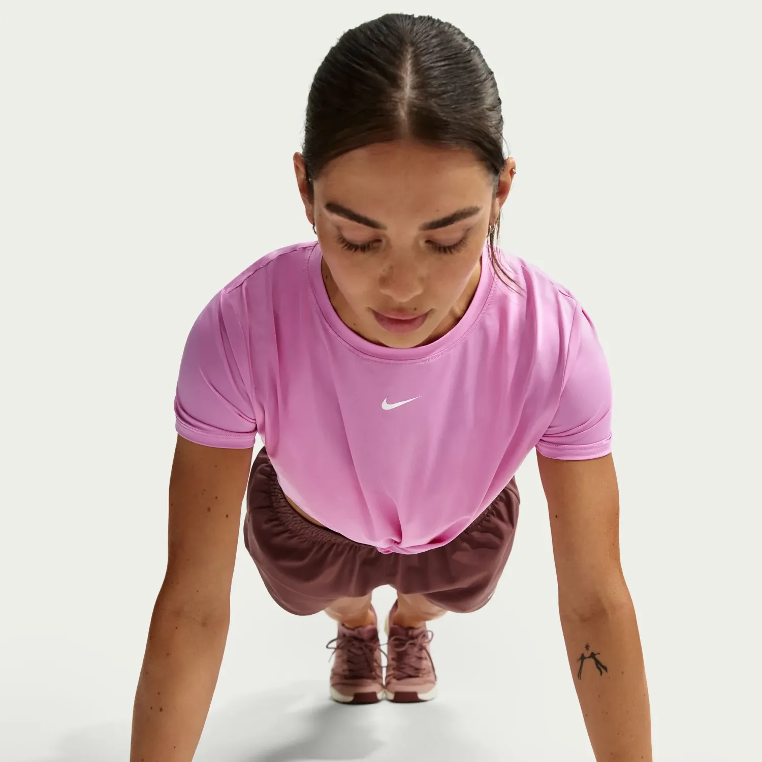 Camiseta Nike Manga Corta Training Mujer W Nk One Classic Twst Ss color rosado | Platanitos