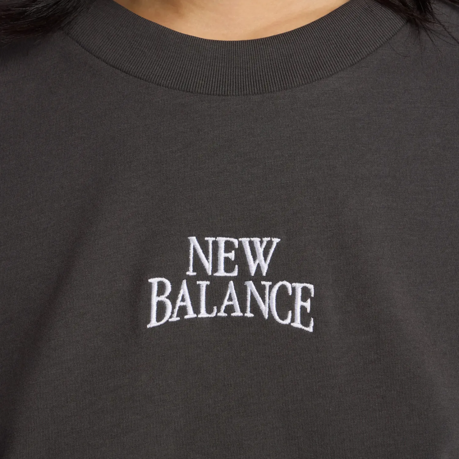 New Balance Polo New Balance Lifestyle Mujer Heritage Raglan color gris oscuro | Platanitos