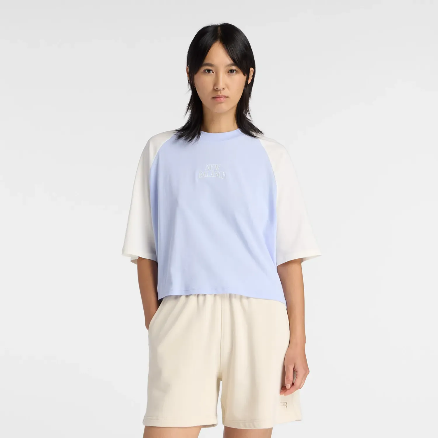 Polo New Balance Lifestyle Mujer Heritage Raglan color celeste / blanco | Platanitos