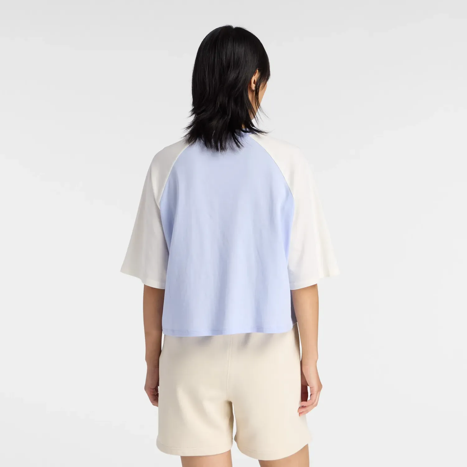 Polo New Balance Lifestyle Mujer Heritage Raglan color celeste / blanco | Platanitos