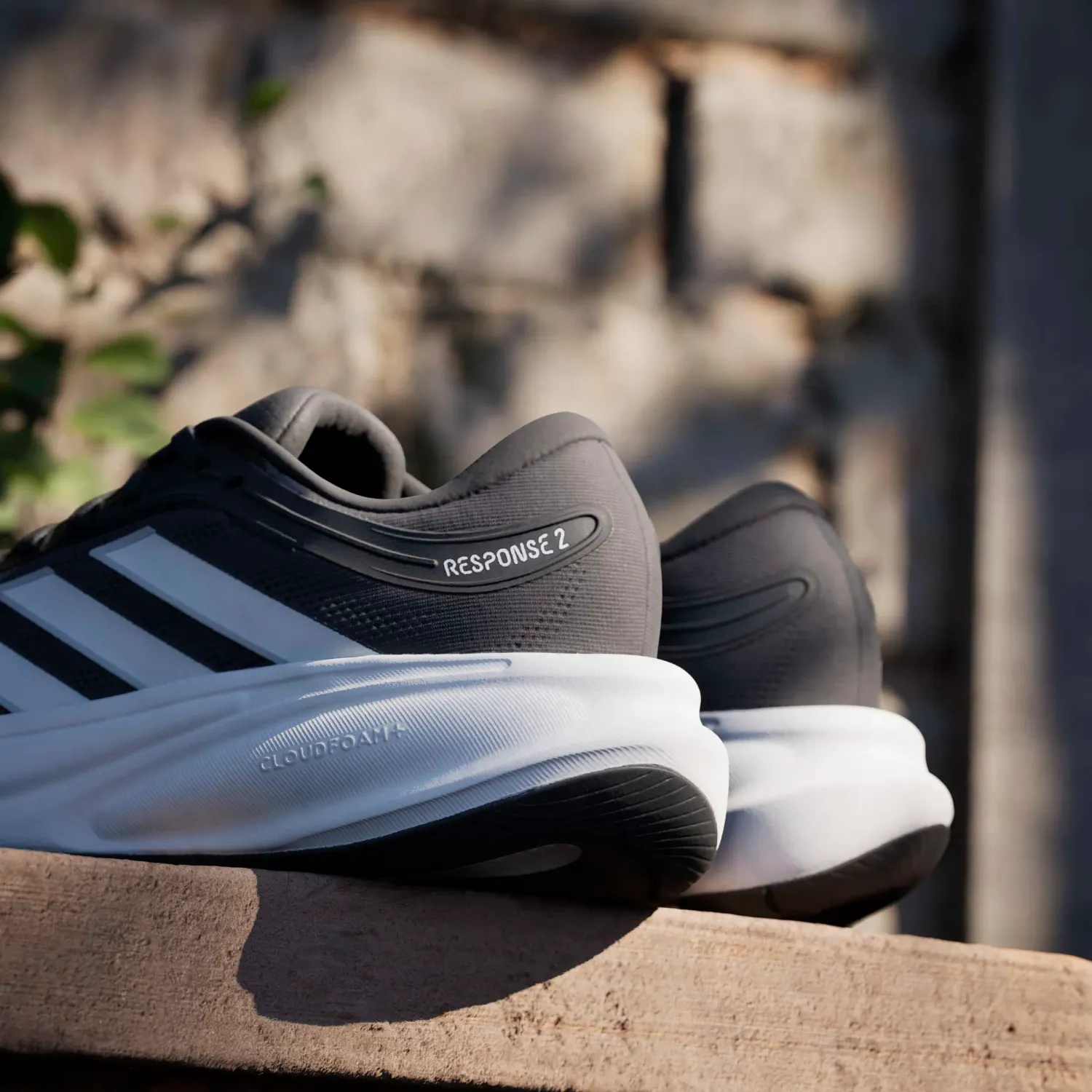 Zapatillas Adidas Running Mujer Response 2 W color negro / blanco | Platanitos