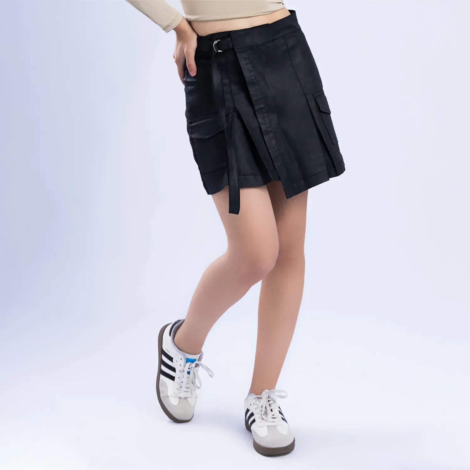 Falda Kansas Mujer K70248 Cargo Cuerina C/Pliegues color negro | Platanitos