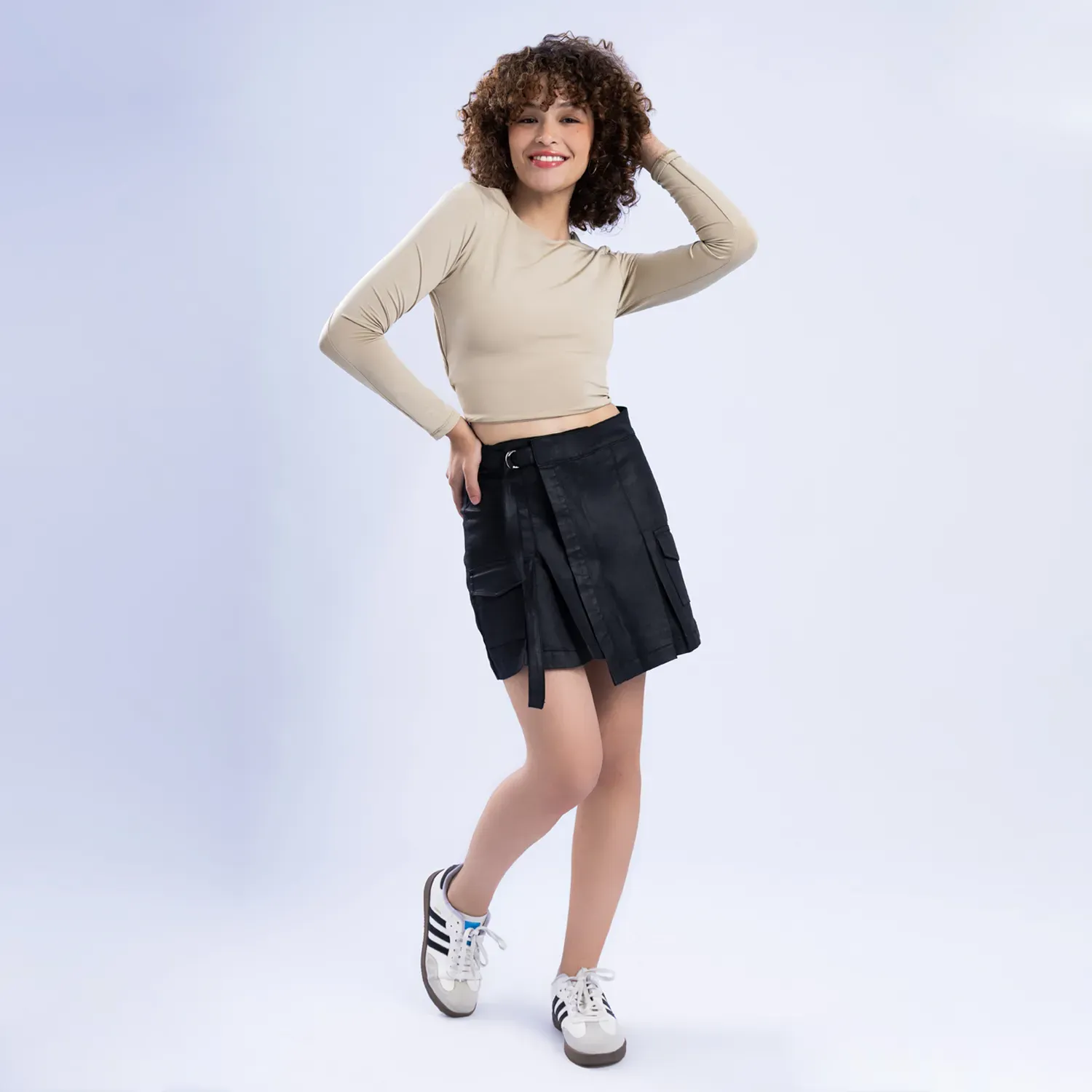 Falda Kansas Mujer K70248 Cargo Cuerina C/Pliegues color negro | Platanitos