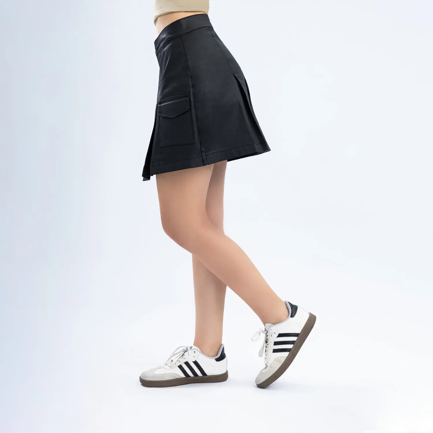 Falda Kansas Mujer K70248 Cargo Cuerina C/Pliegues color negro | Platanitos