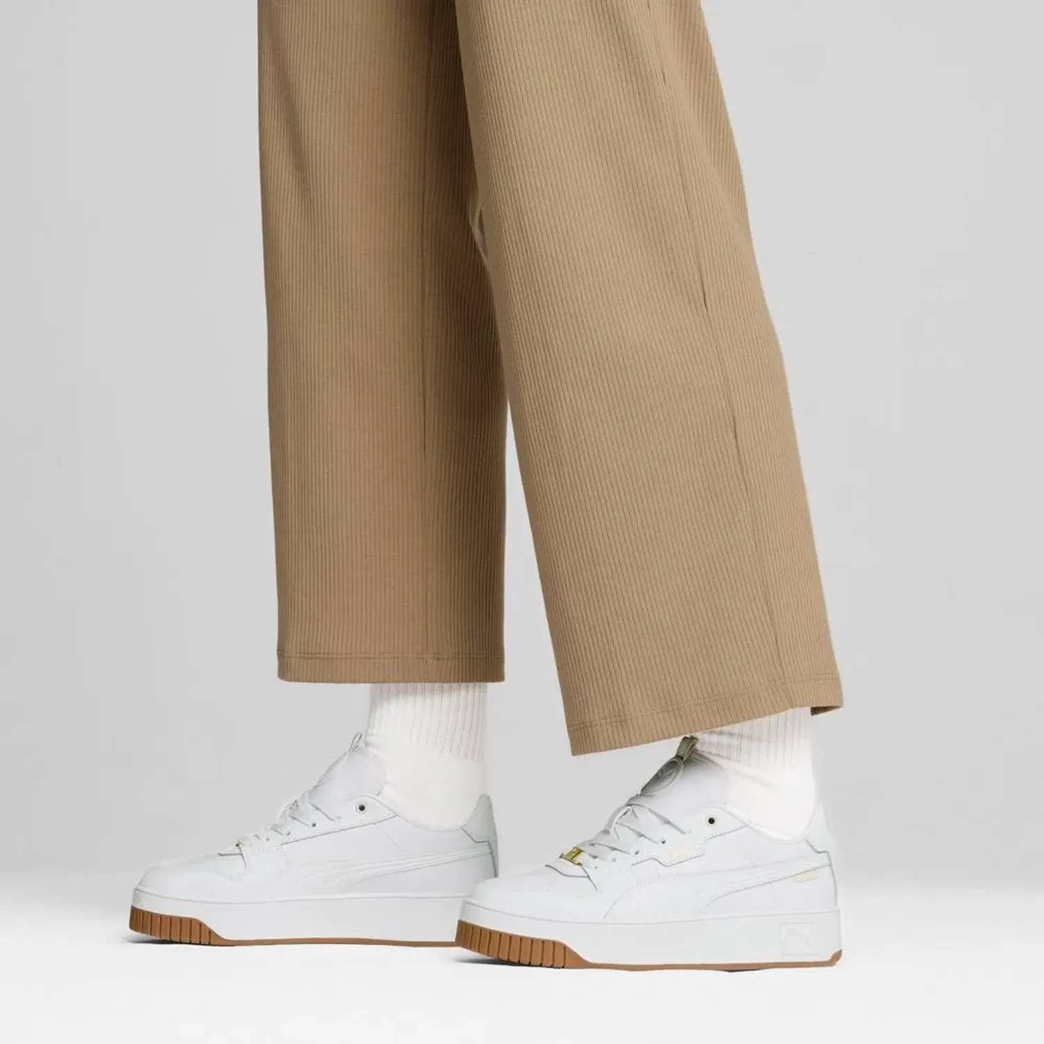 Zapatillas Puma Urbanas Mujer Carina Street Lux color blanco | Platanitos