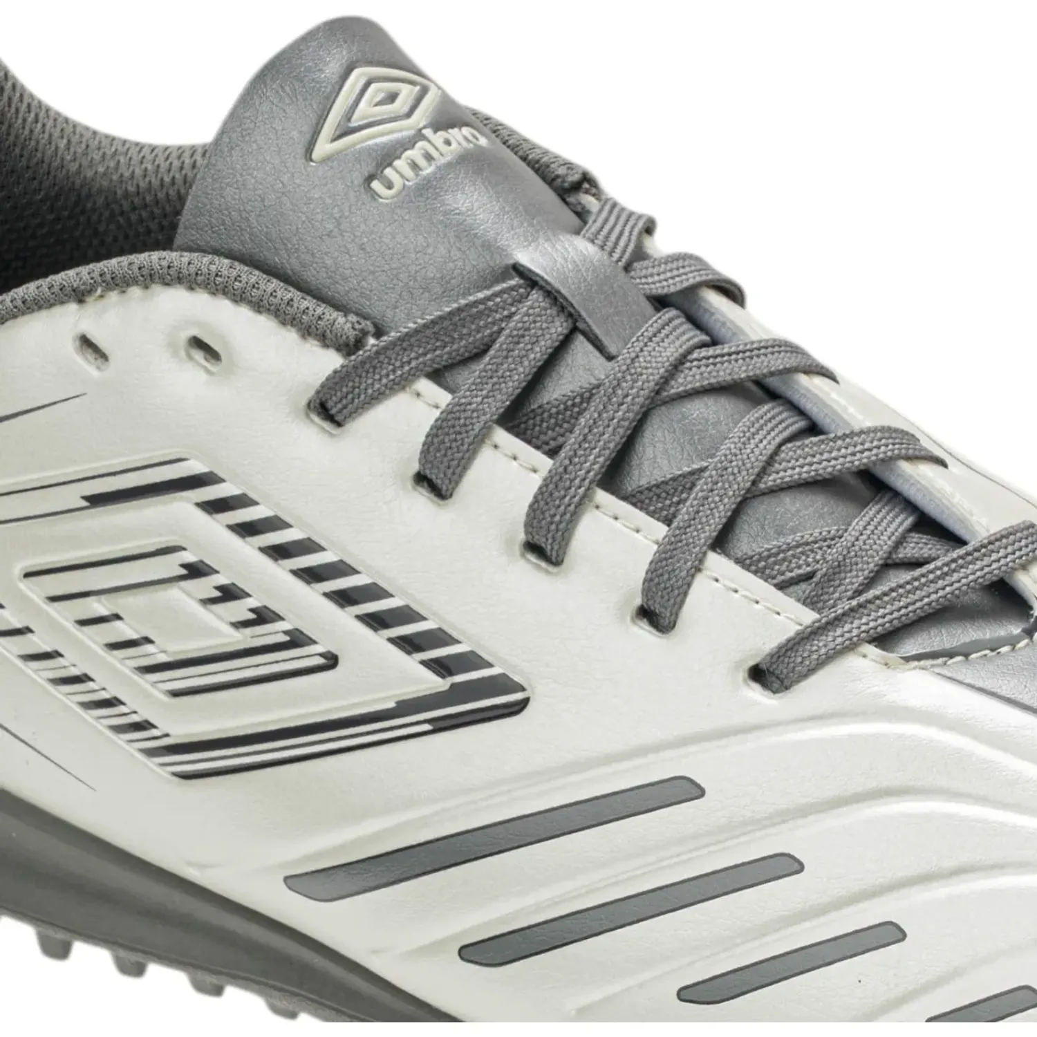 Zapatillas Umbro De Futbol Hombre Tocco Vi Squad Tf color blanco / gris | Platanitos