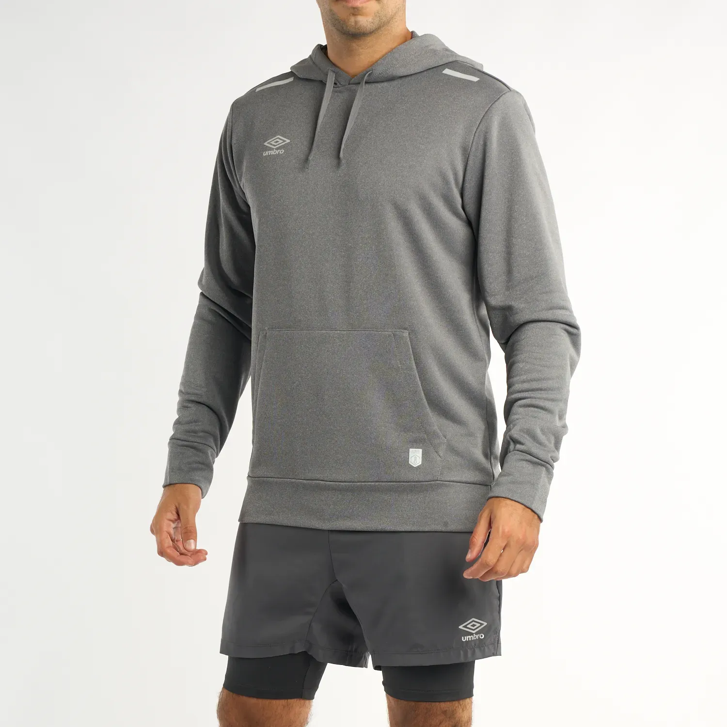 Polera Umbro Deportiva Hombre Training Hooded Top color negro / plomo | Platanitos