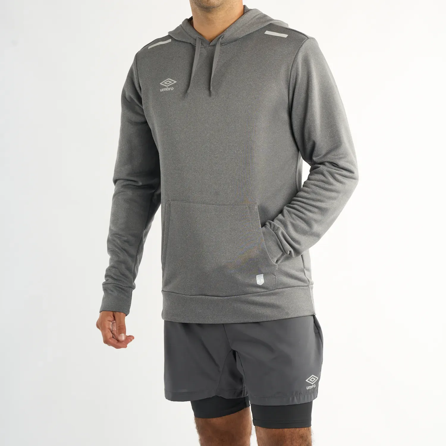 Polera Umbro Deportiva Hombre Training Hooded Top color negro / plomo | Platanitos