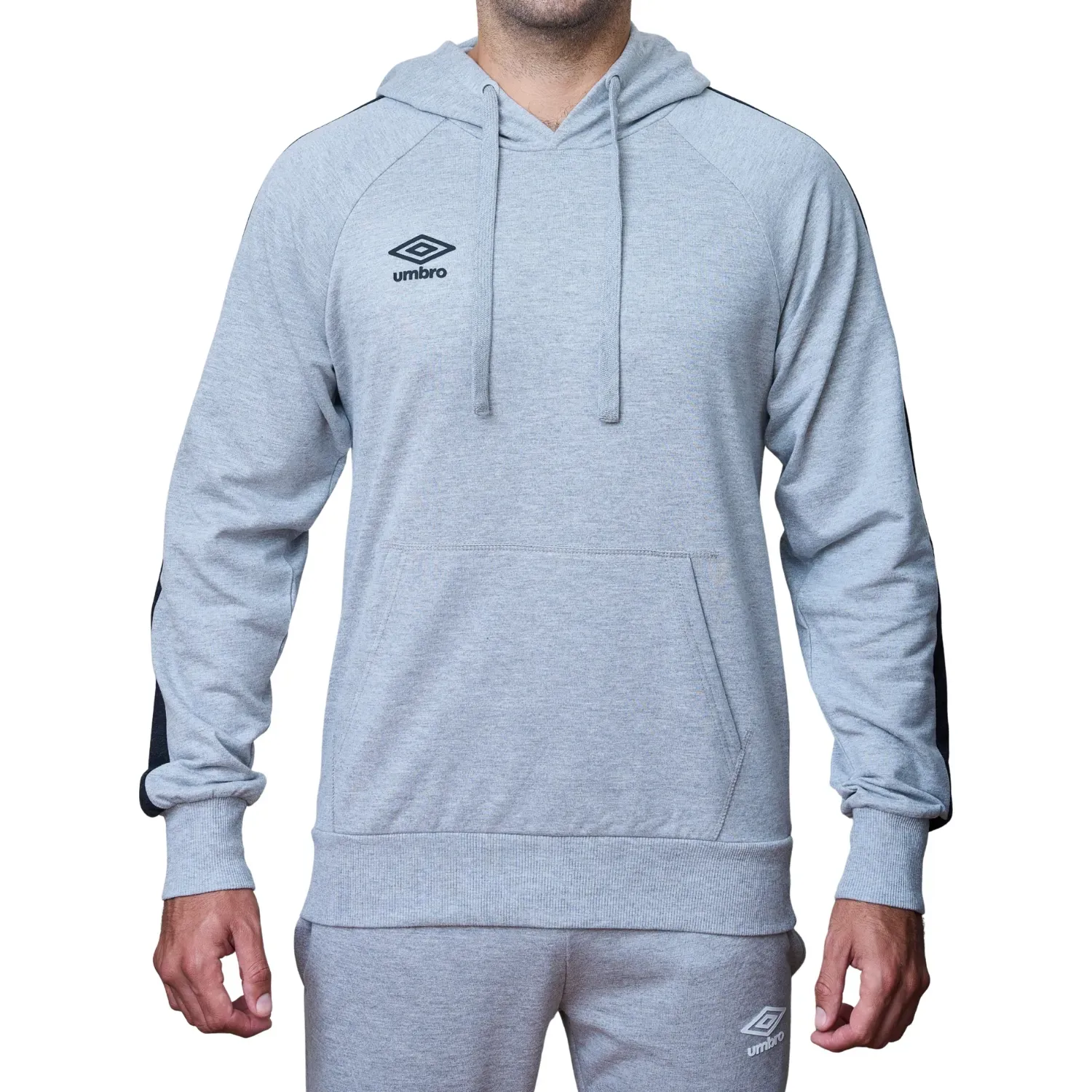 Polera Umbro Deportiva Hombre Small Logo Hoodie color gris / negro | Platanitos