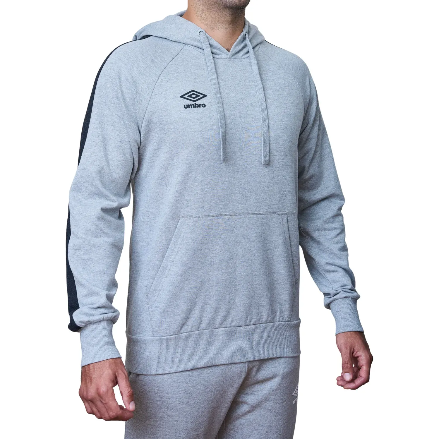 Polera Umbro Deportiva Hombre Small Logo Hoodie color gris / negro | Platanitos