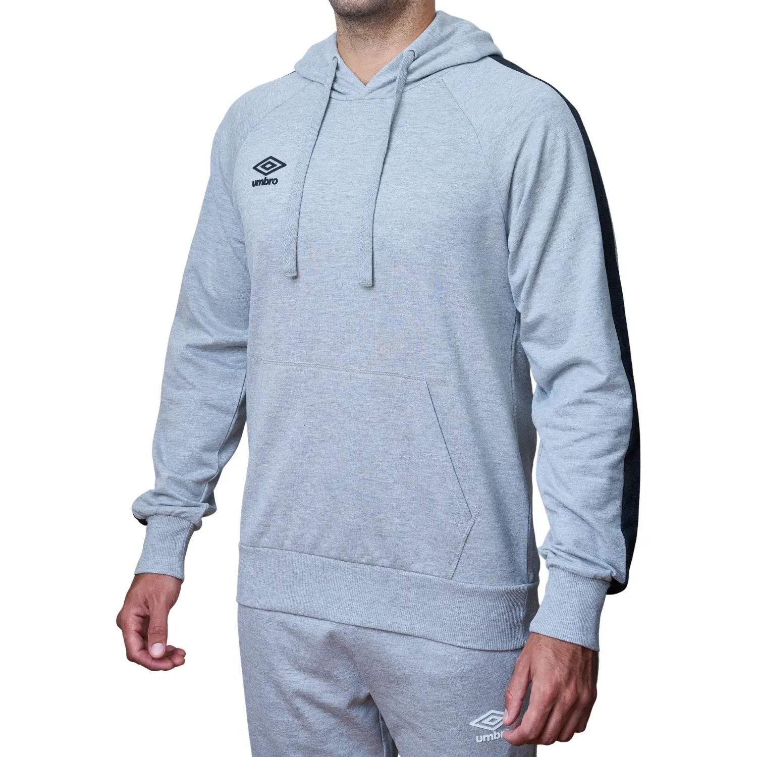 Polera Umbro Deportiva Hombre Small Logo Hoodie color gris / negro | Platanitos