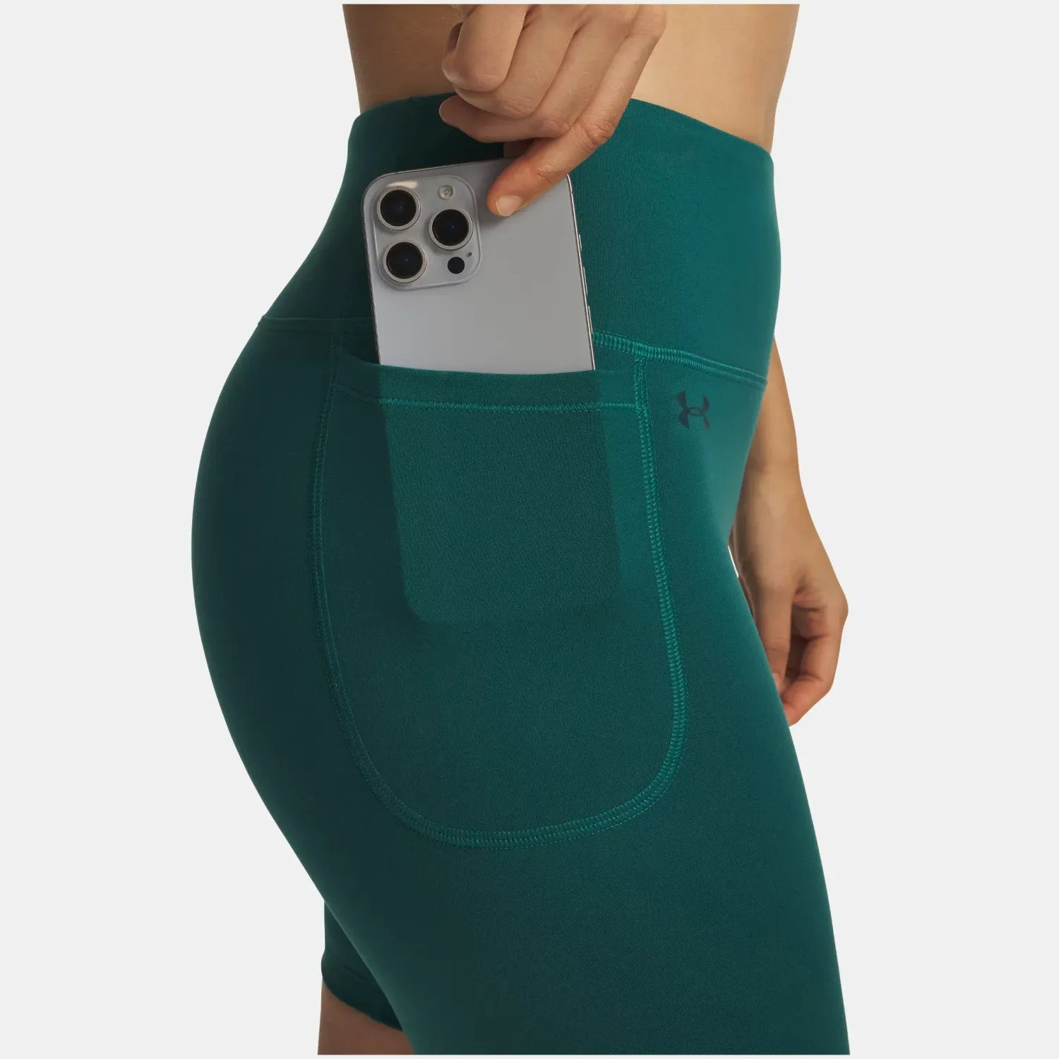 Short Under Armour Biker Training Mujer Motion color verde | Platanitos