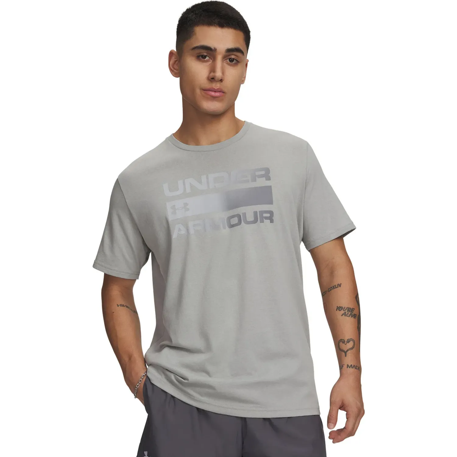 Polo Under Armour Training Hombre Team Issue Wordmark color gris | Platanitos