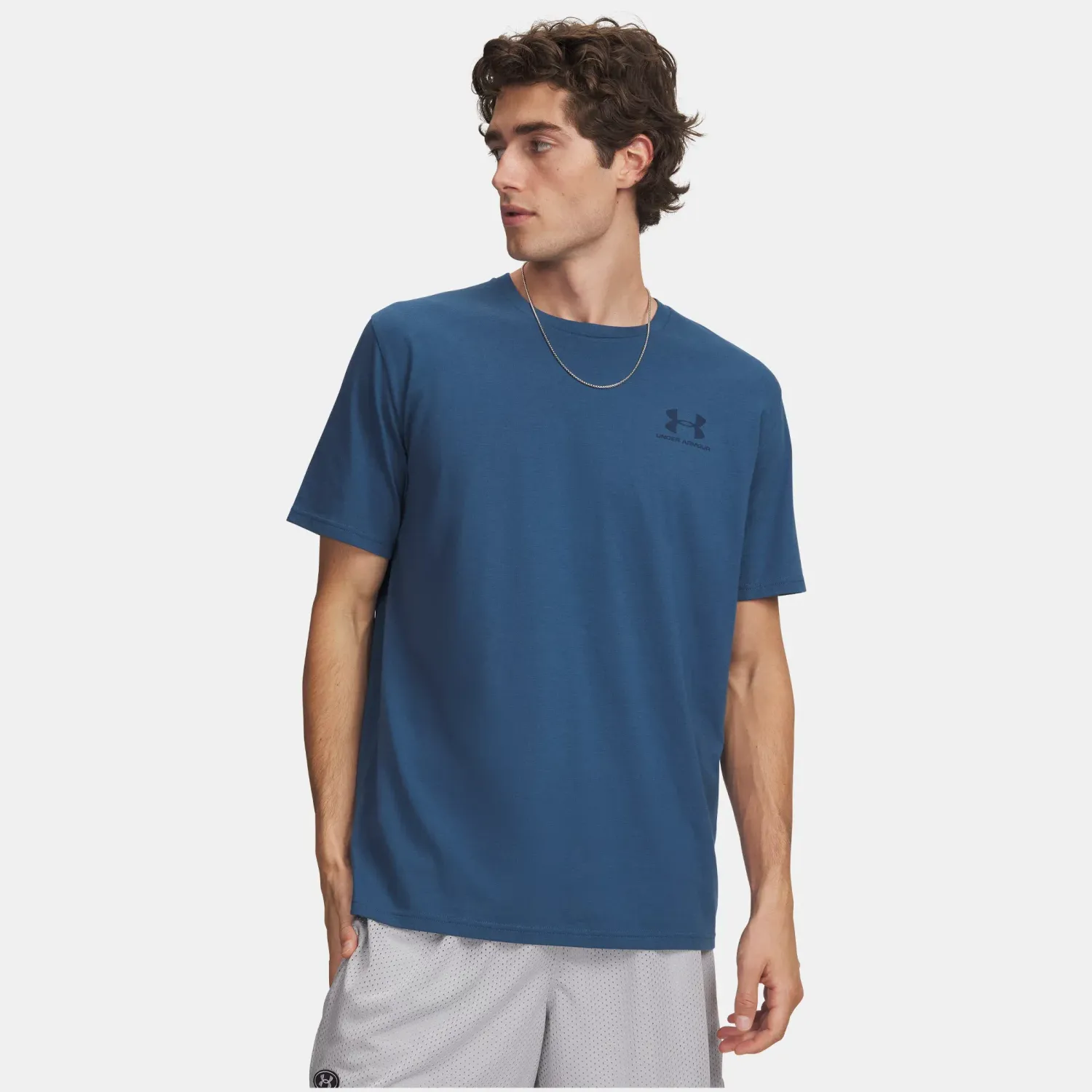 Polo Under Armour Training Hombre Sportstyle Left Chest Logo color azul oscuro | Platanitos