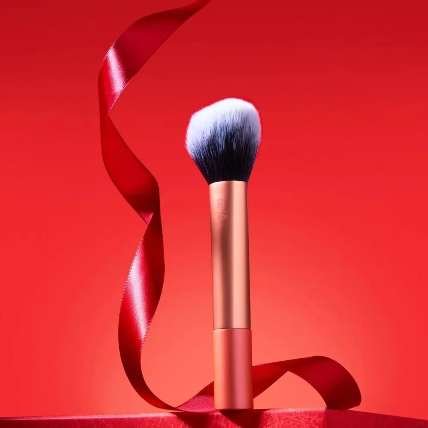 Rt Real Techniques Brocha 201 Powder color rosa gold | Platanitos