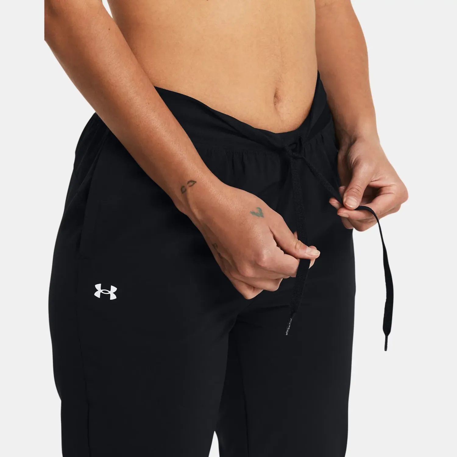 Pantalon Under Armour Deportivo Mujer  Rival Hi Rise Woven Pant color negro | Platanitos