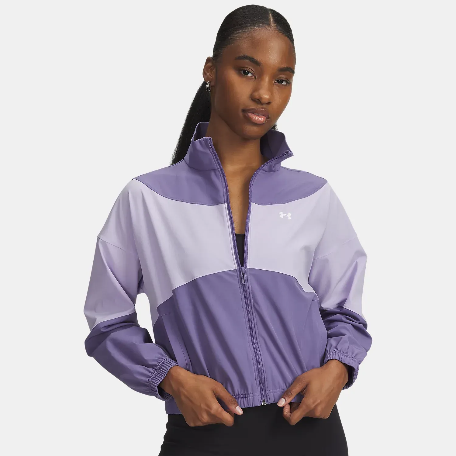 Casaca Under Armour Deportiva Mujer Rival Woven color morado | Platanitos