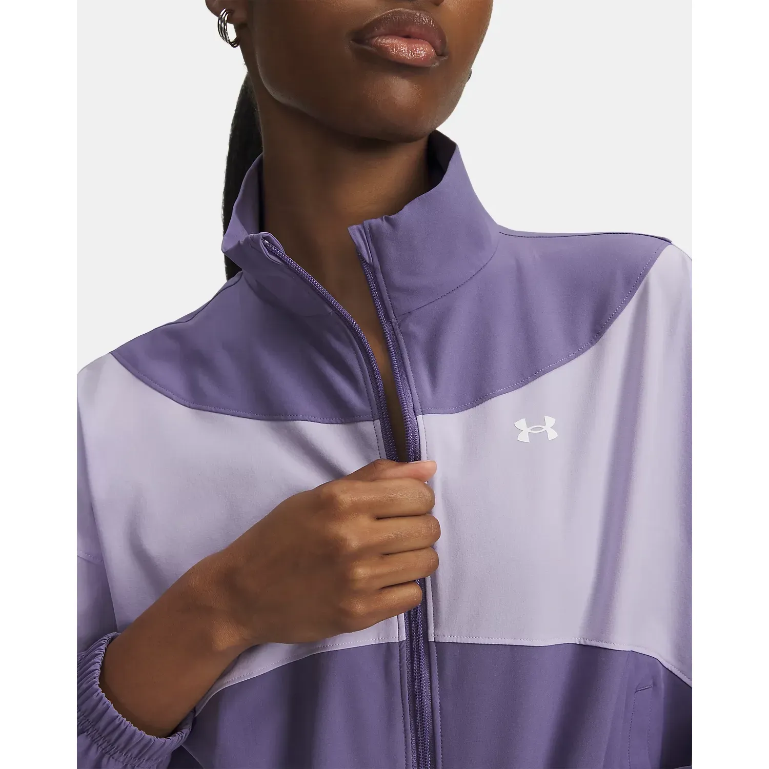 Casaca Under Armour Deportiva Mujer Rival Woven color morado | Platanitos