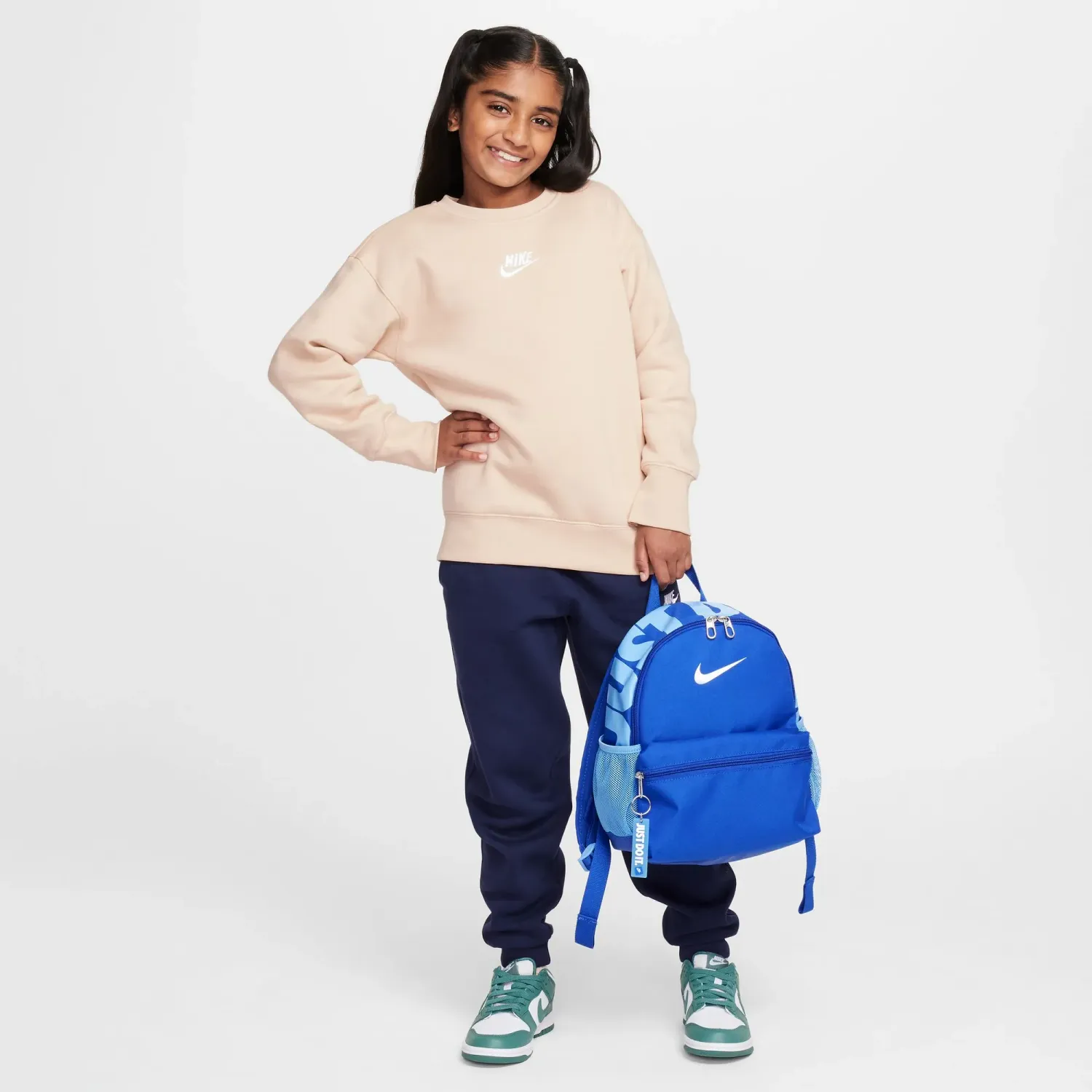 Mochila Nike Juvenil Deportiva Unisex Y Nk Brsla Jdi Mini Bkpk color azul | Platanitos