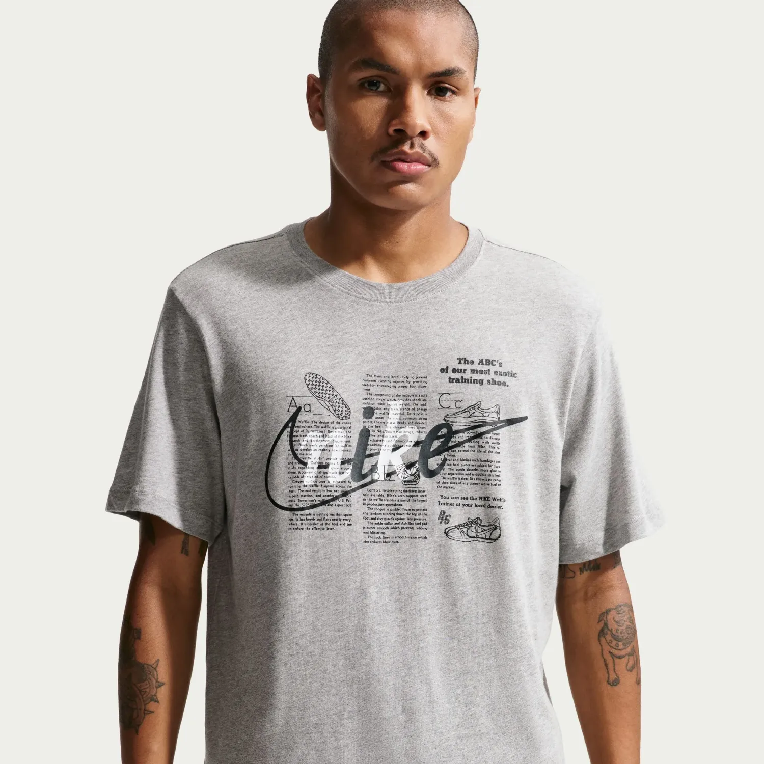 Camiseta Nike Urbanas Hombre U Nsw Tee Std Celebrate Brnd color gris | Platanitos