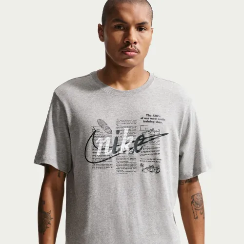 Camiseta Nike Urbanas Hombre U Nsw Tee Std Celebrate Brnd color gris | Platanitos