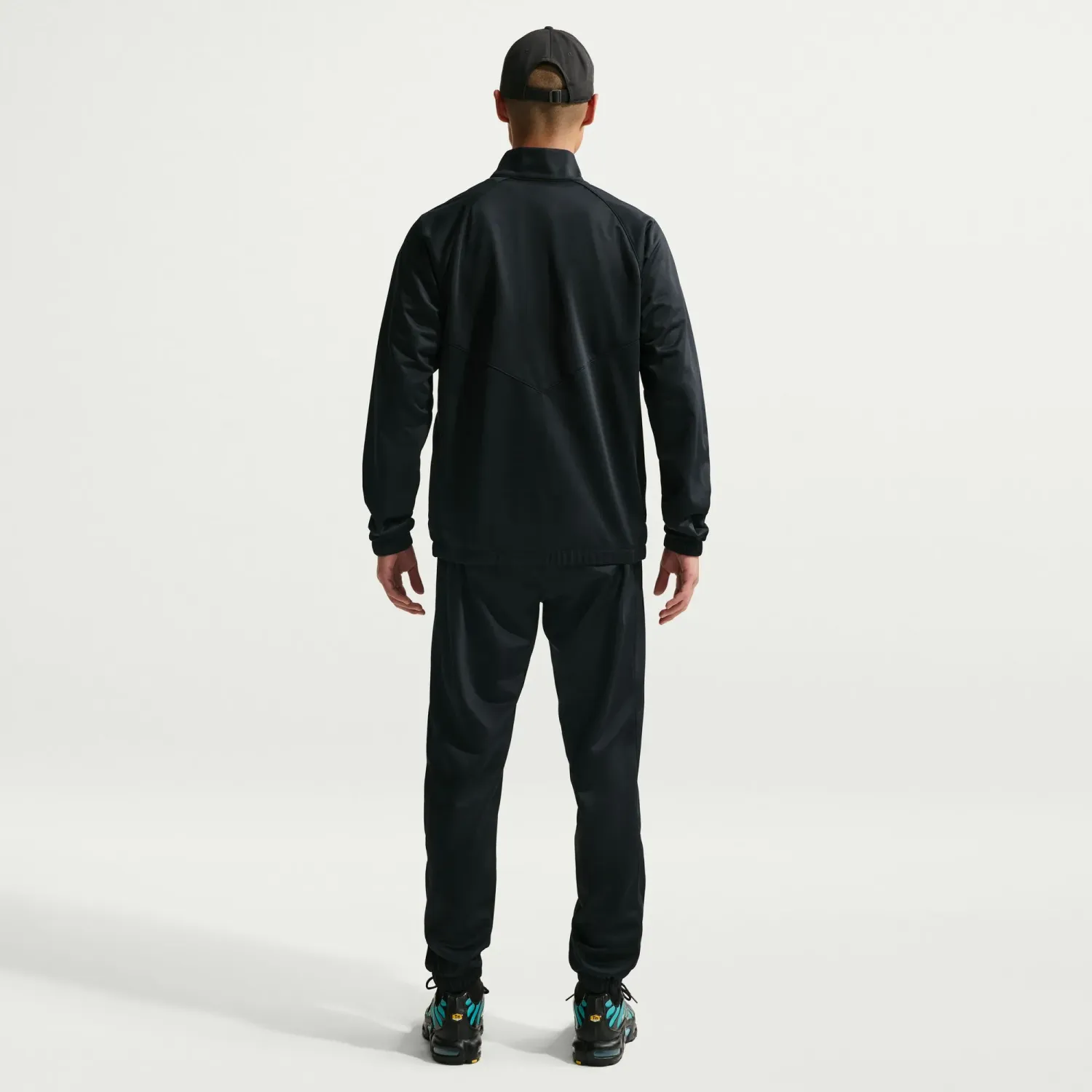 Conjunto Nike Sportswear Windrunner Hombre Poly-Knit color negro | Platanitos