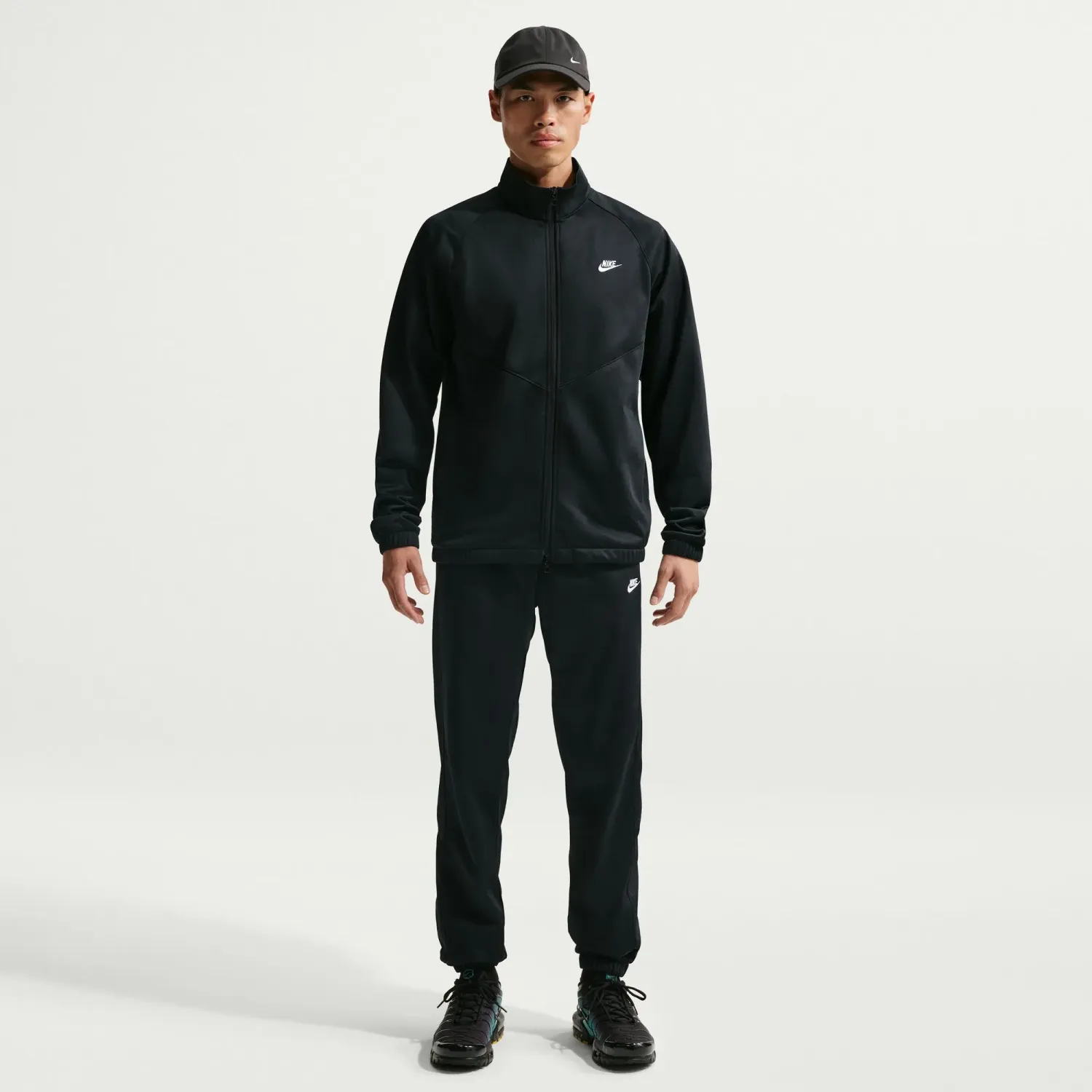 Conjunto Nike Sportswear Windrunner Hombre Poly-Knit color negro | Platanitos